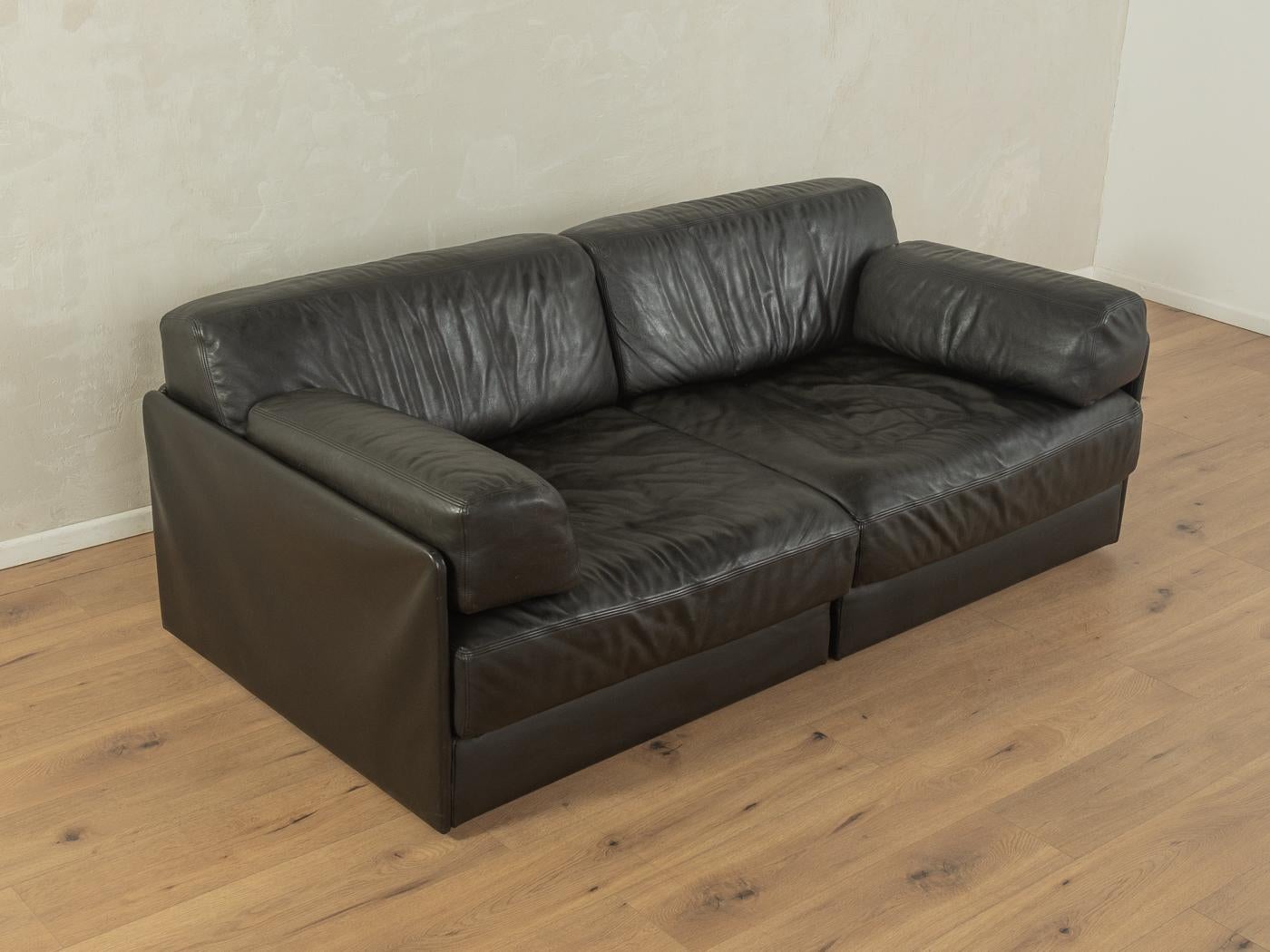 Modular DS-76 sofa from the 1970s by de Sede with the striking original cover made of black leather. The sofa can be transformed into a bed in a few simple steps. 

Quality Features:
very good workmanship
high-quality materials
Made in Switzerland,