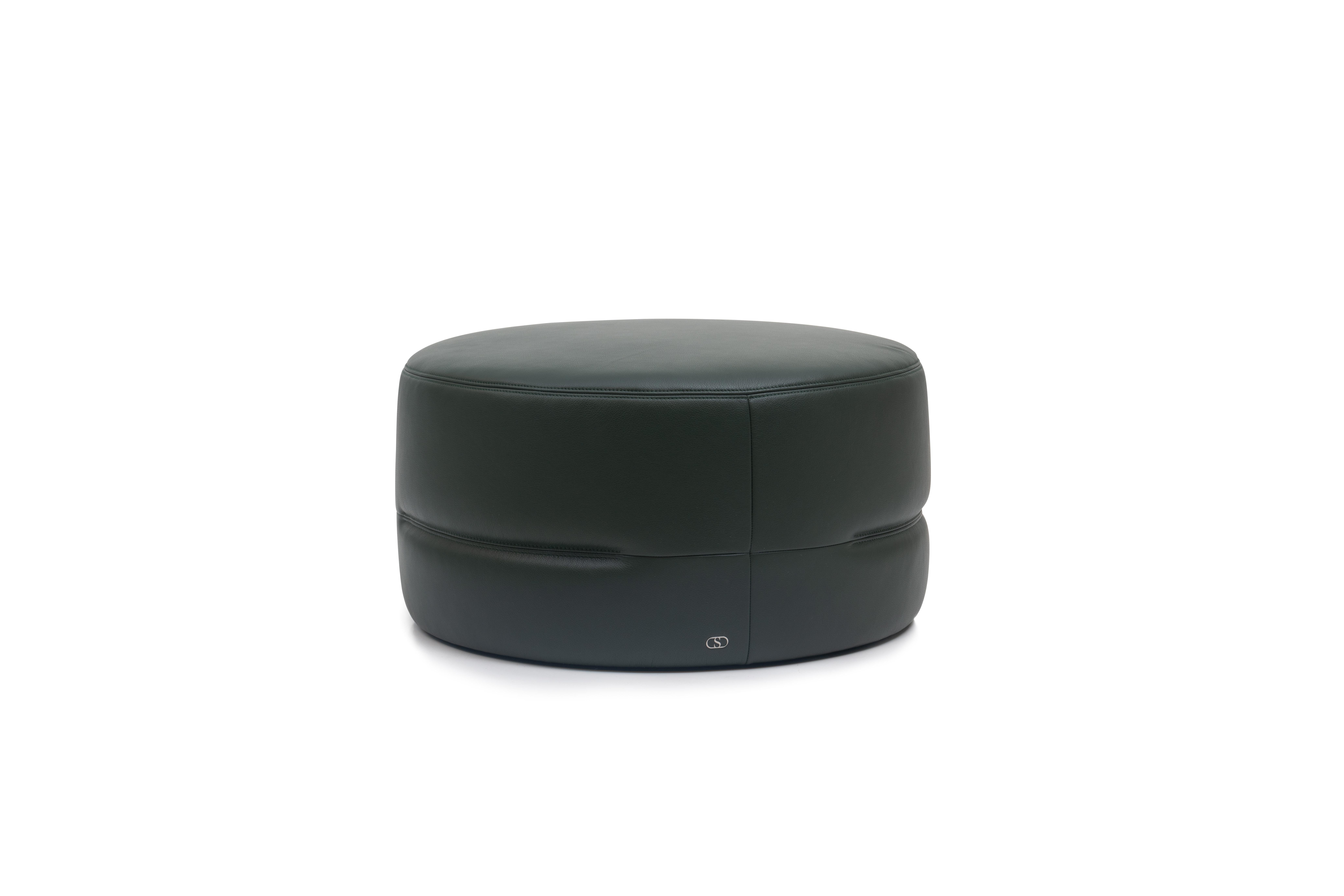 DS-760 pouf by De Sede
Dimensions: D 74 x H 40 cm
Materials: wood, leather

Prices may change according to the chosen materials and size. 

Elegance manifests itself in simplicity

“Less is more” is the motto for the pouf DS-760. The stool