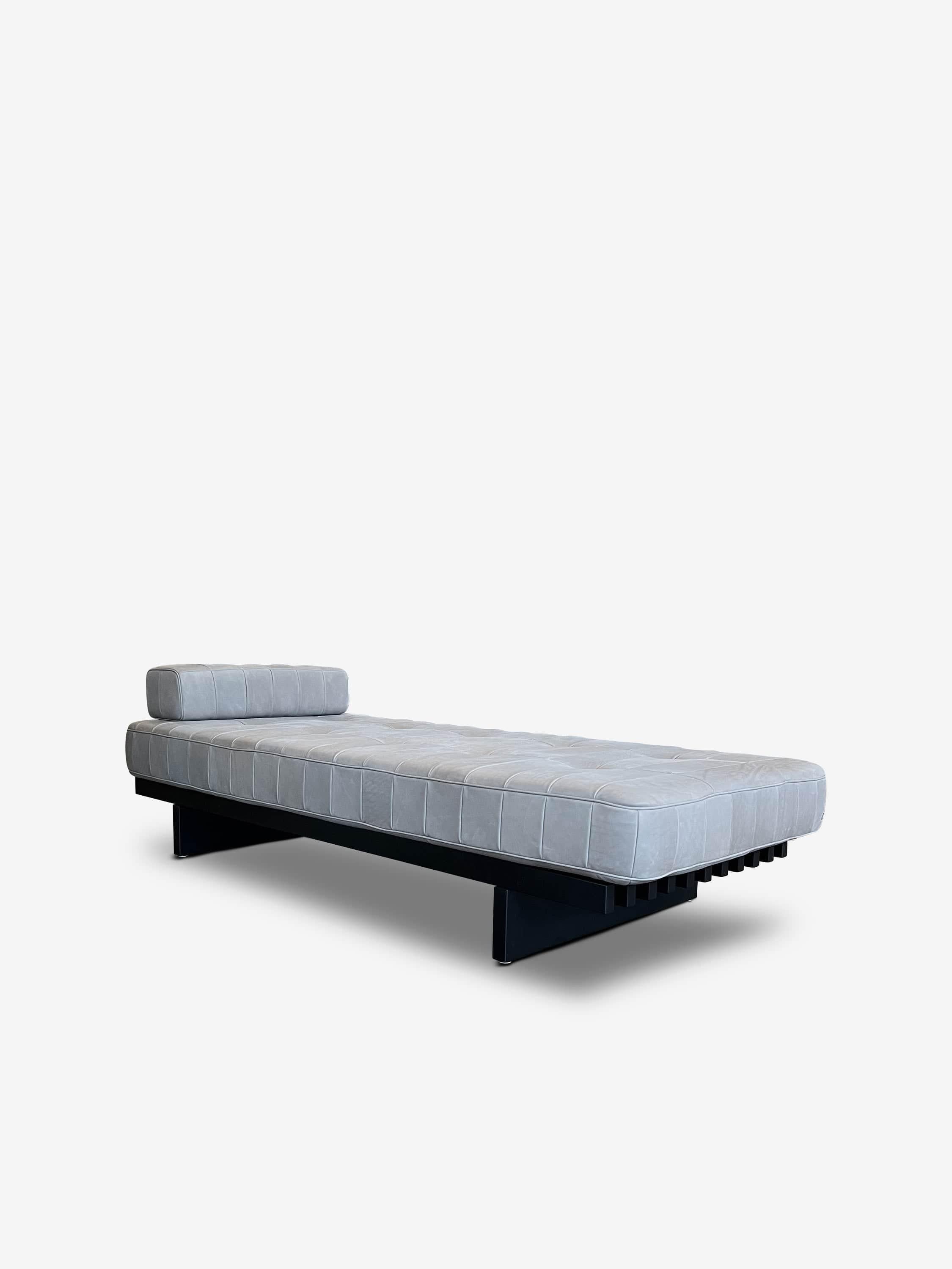 Swiss Ds 80/91 Daybed with 1 Side Cushion with Beech Frame For Sale