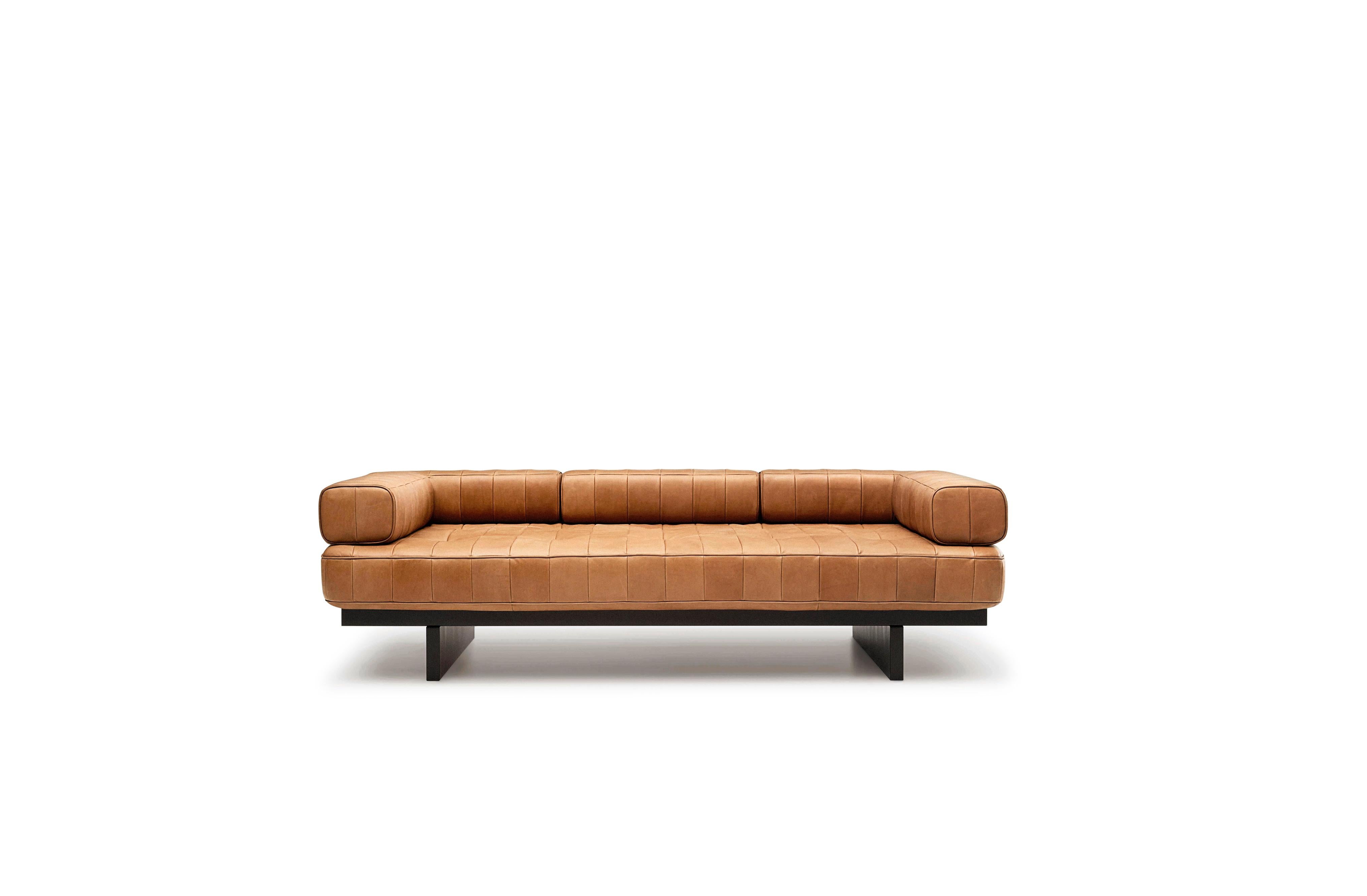 DS-80 lounge sofa by De Sede
Dimensions: D 69 x W 204 x H 58 cm
Materials: Frame made of solid wood, lacquered in silk matt black. SEDEX upholstery with SEDE-Lux padding. 
Glides for hard and soft floor coverings.

Prices may change according