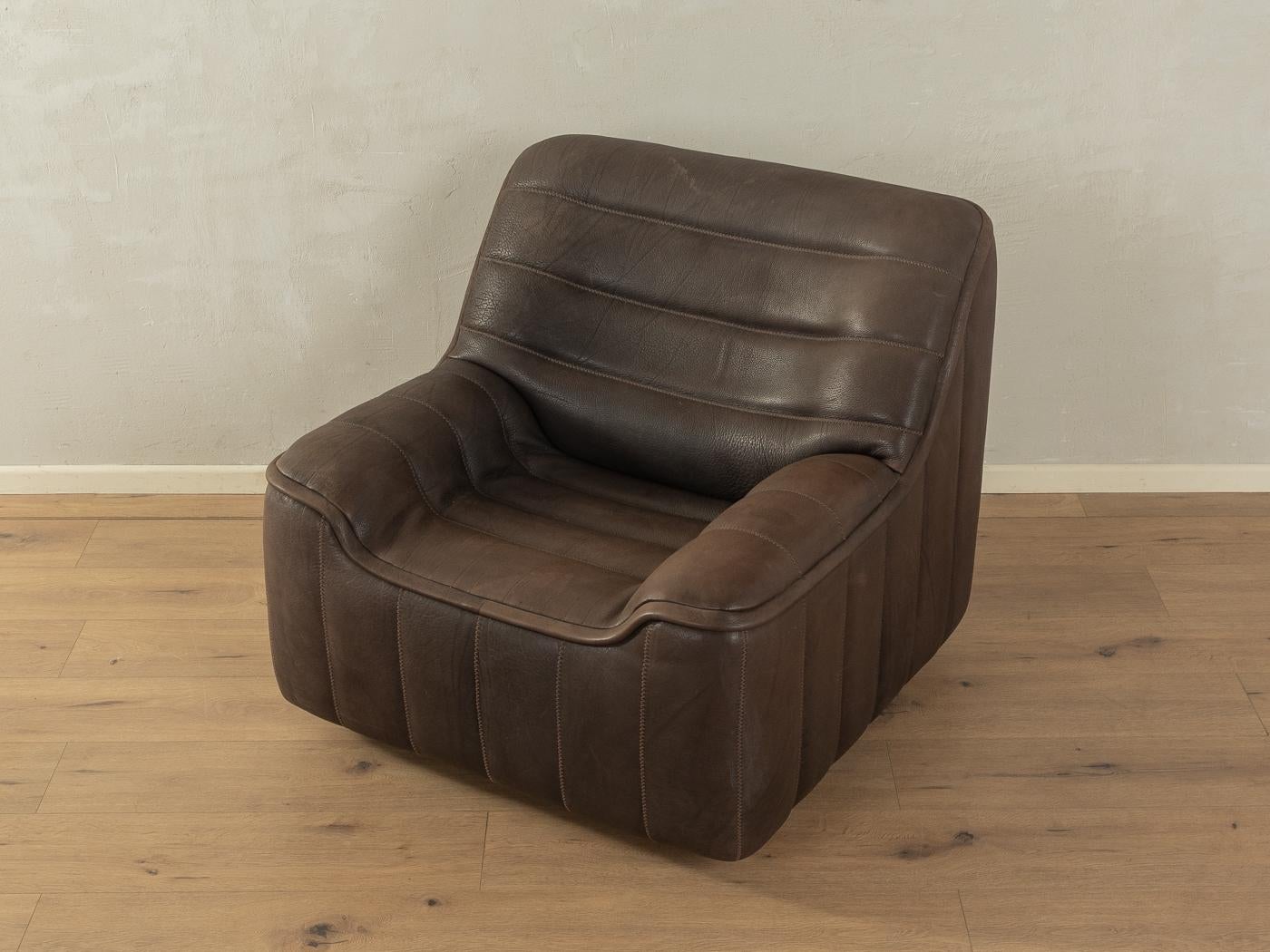 Sillón clásico de los años 1970. Modelo DS-84 de De Sede con la llamativa funda original de cuero de búfalo marrón con una hermosa pátina y costuras gruesas.

Características de calidad:

    muy buena mano de obra
    materiales de alta calidad
   