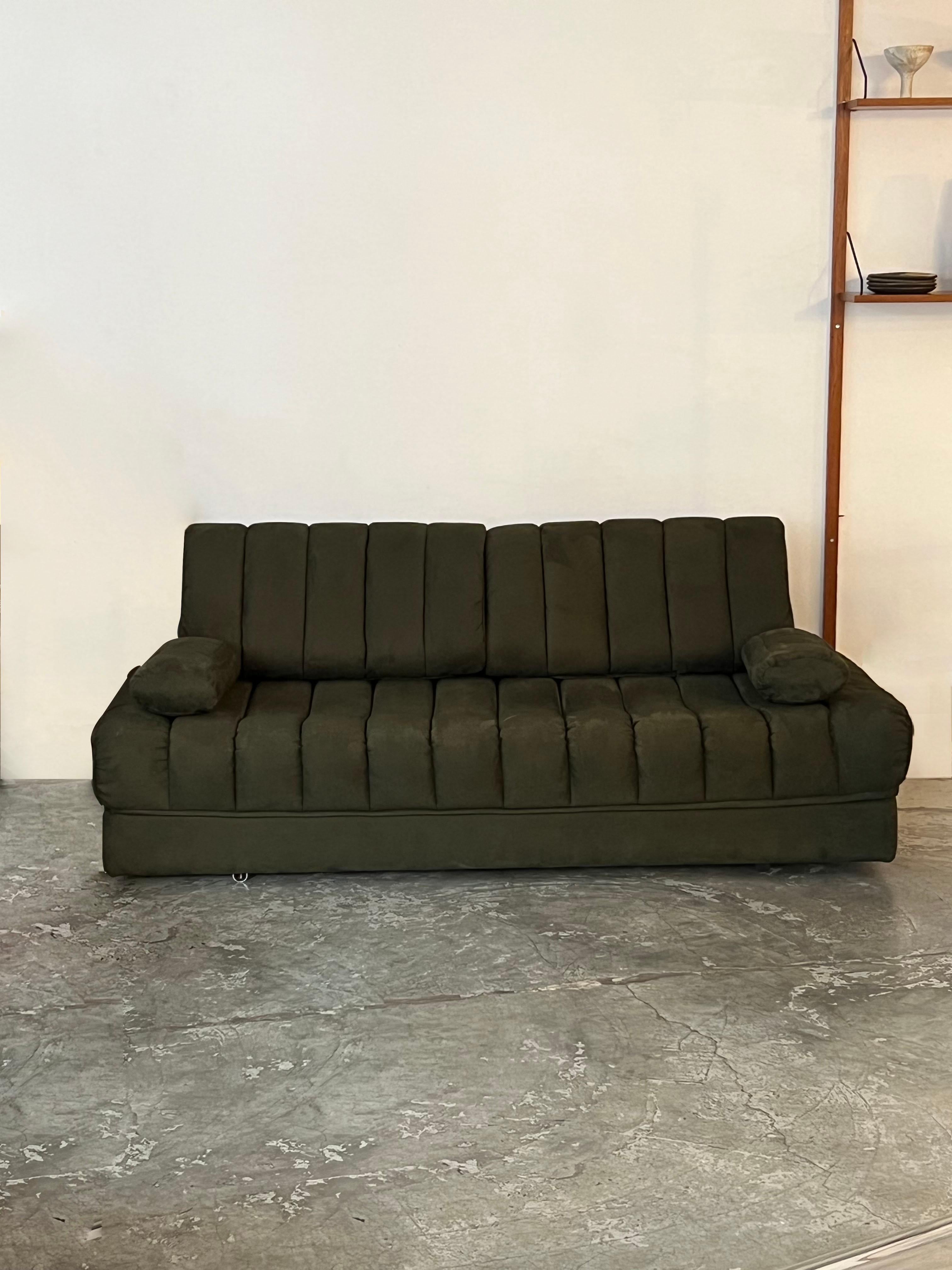 This sofa bed was produced by the famous Swiss publishing house De Sede in the 60s. De Sede is a Swiss brand of high-quality furniture, founded in 1965 by brothers Helmut, Urs and Egidio De Sede. Since its inception, the brand has focused on the