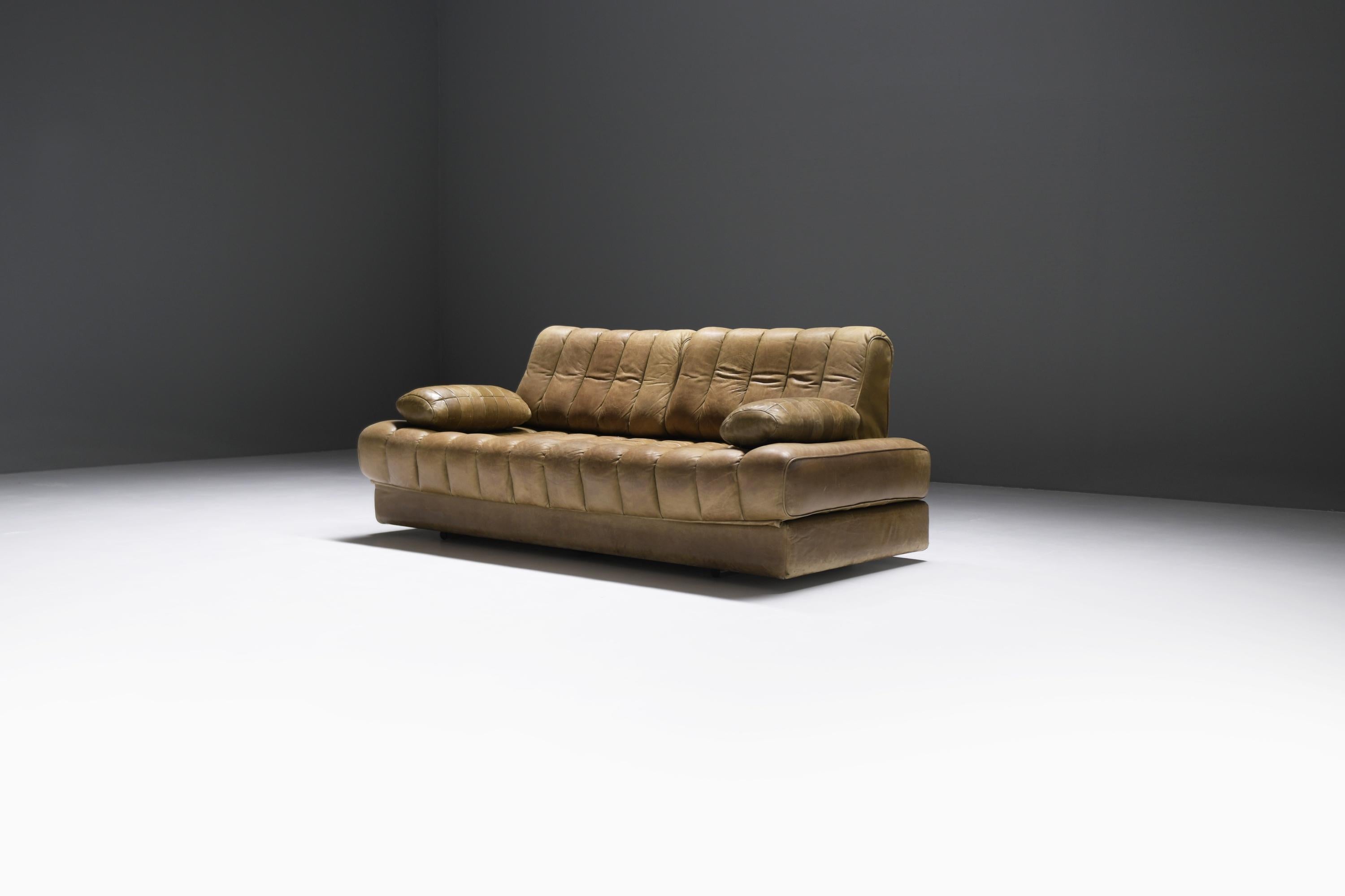 Great DS-85 daybed in original patinated green leather.  Signed!
Designed by Team De Sede for The Sede Swiss

This DS 85 daybed was manufactured in the 1960s by de Sede in Switzerland. This versatile sofa or loveseat can be opened out into a double