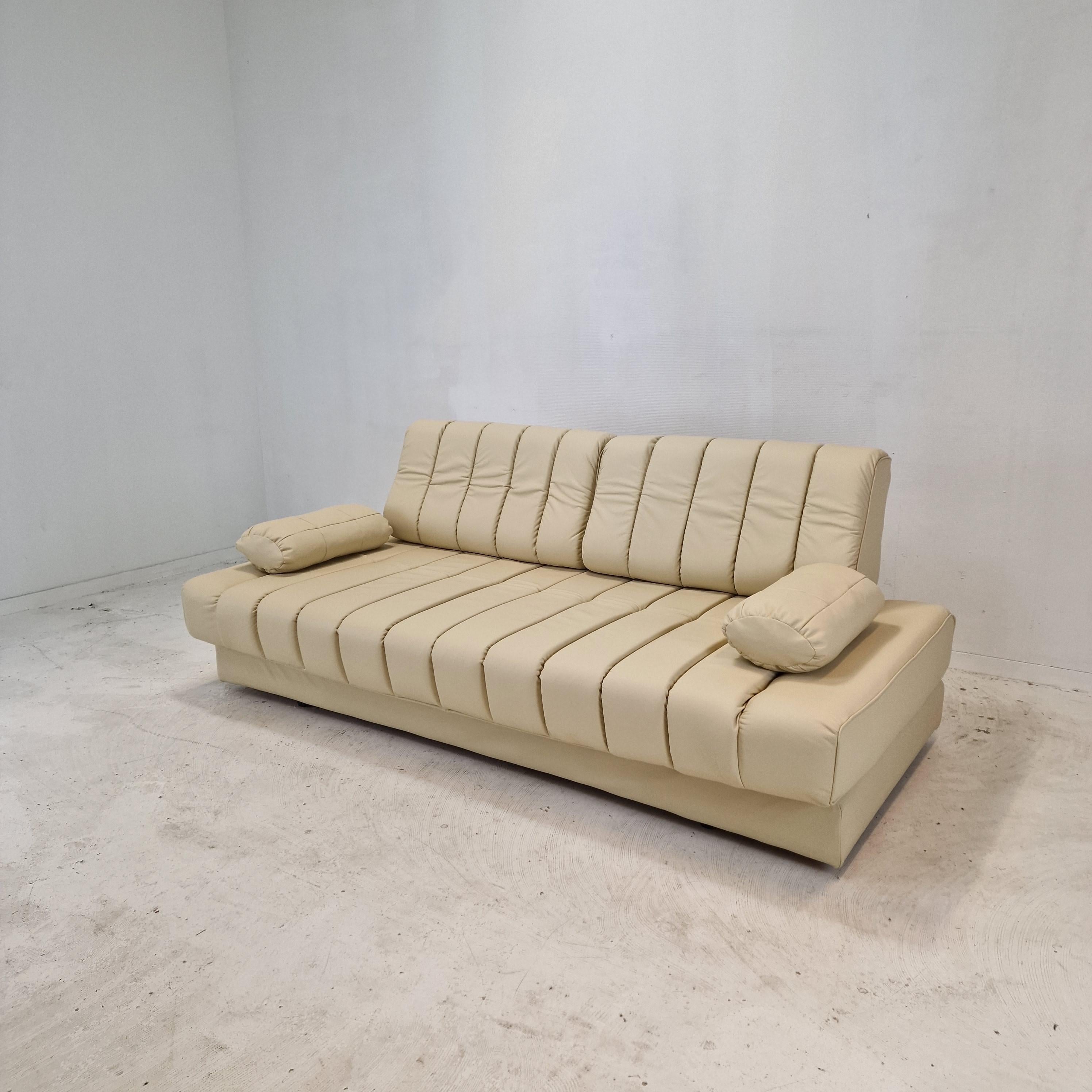 Incroyable canapé ou lit de jour DS-85 en cuir blanc (crème). 
Ce lit de jour DS 85 a été conçu et fabriqué dans les années 1970 par De Sede en Suisse. 

Ce canapé ou cette causeuse extrêmement confortable peut se transformer en un confortable lit