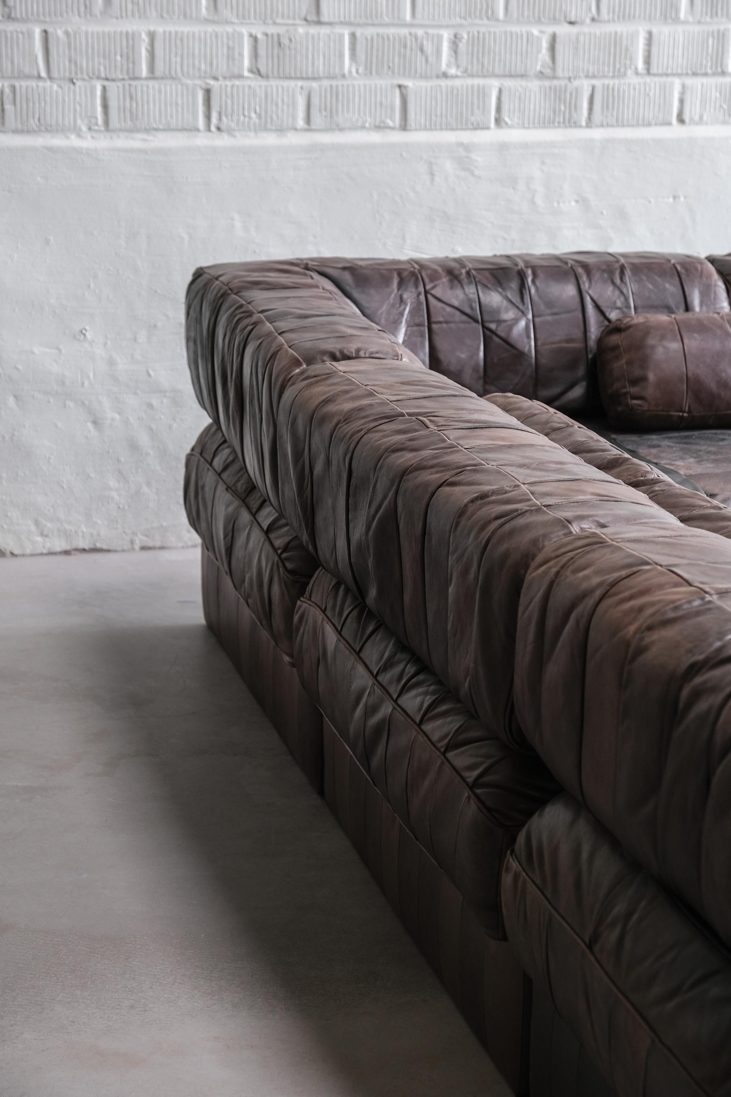 Sehr schönes schokoladenfarbenes modulares Sofa von De Sede 1970 Schweiz.
5 modulare Teile mit 4 Rückenlehnenplatten, kann als Sofa oder als Einzelteile aufgestellt werden. 

