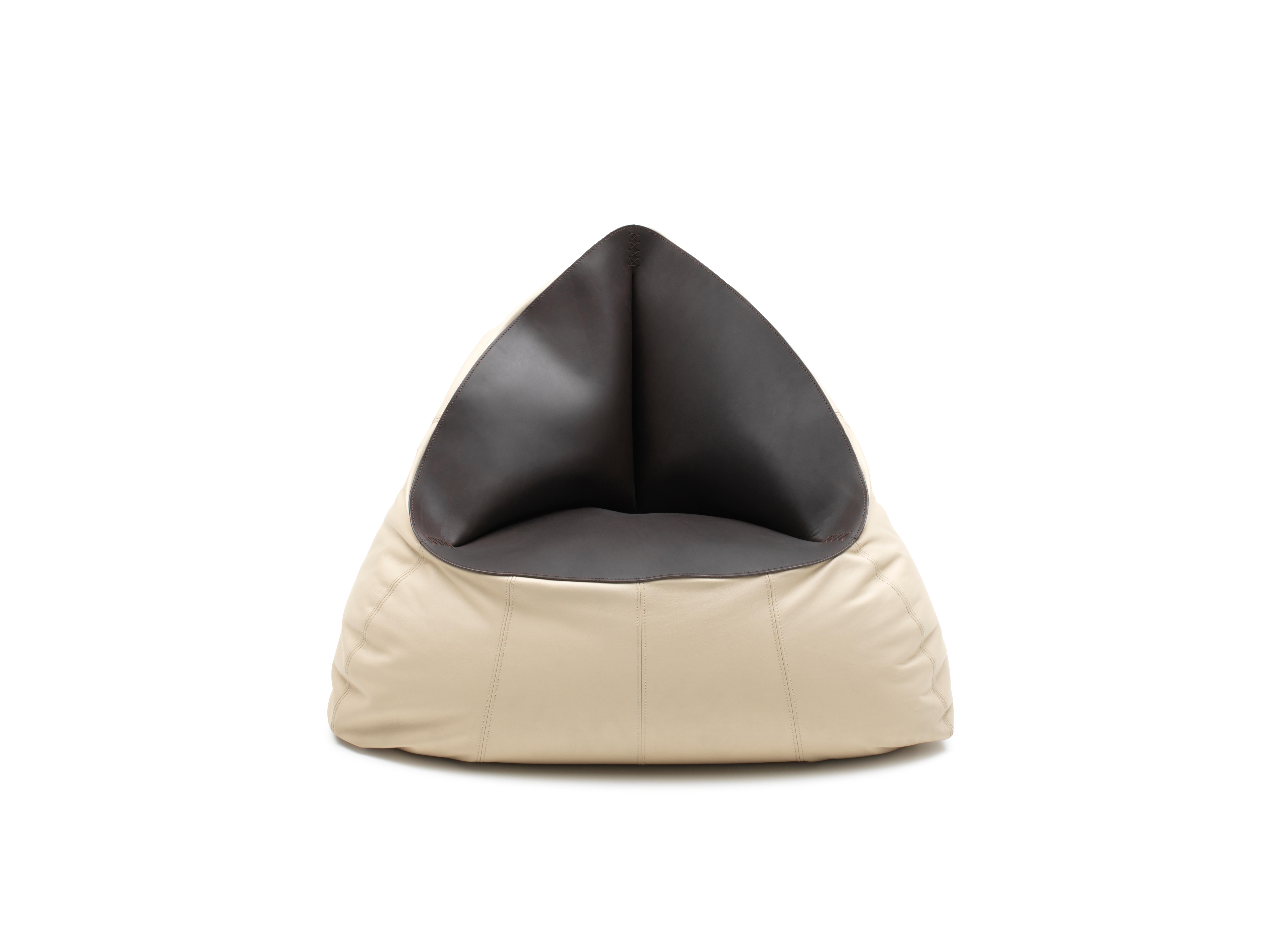 DS-9090 Beanbag Seating by De Sede
Dimensions: D 92 x W 110 x H 100 cm
Materials: leather

Prices may change according to the chosen materials and size. 

Beanbags have long been a part of the de Sede inventory, but the manufacture has now