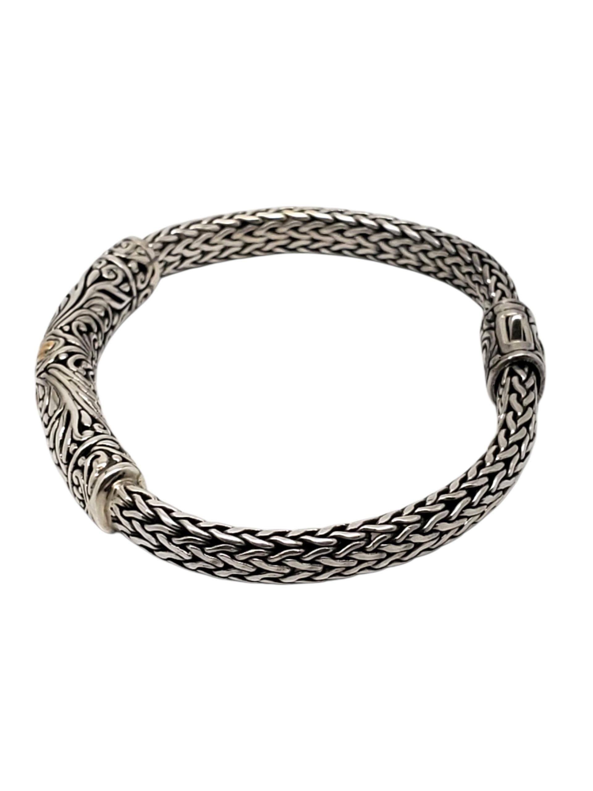 DS Bracciale in argento sterling e oro giallo 18 carati con intreccio di grano -

Questo bracciale in argento sterling DS di ottima fattura presenta un design a maglie intrecciate con oro 18k. e dettagli a volute con chiusura a scatola.

Dimensioni: