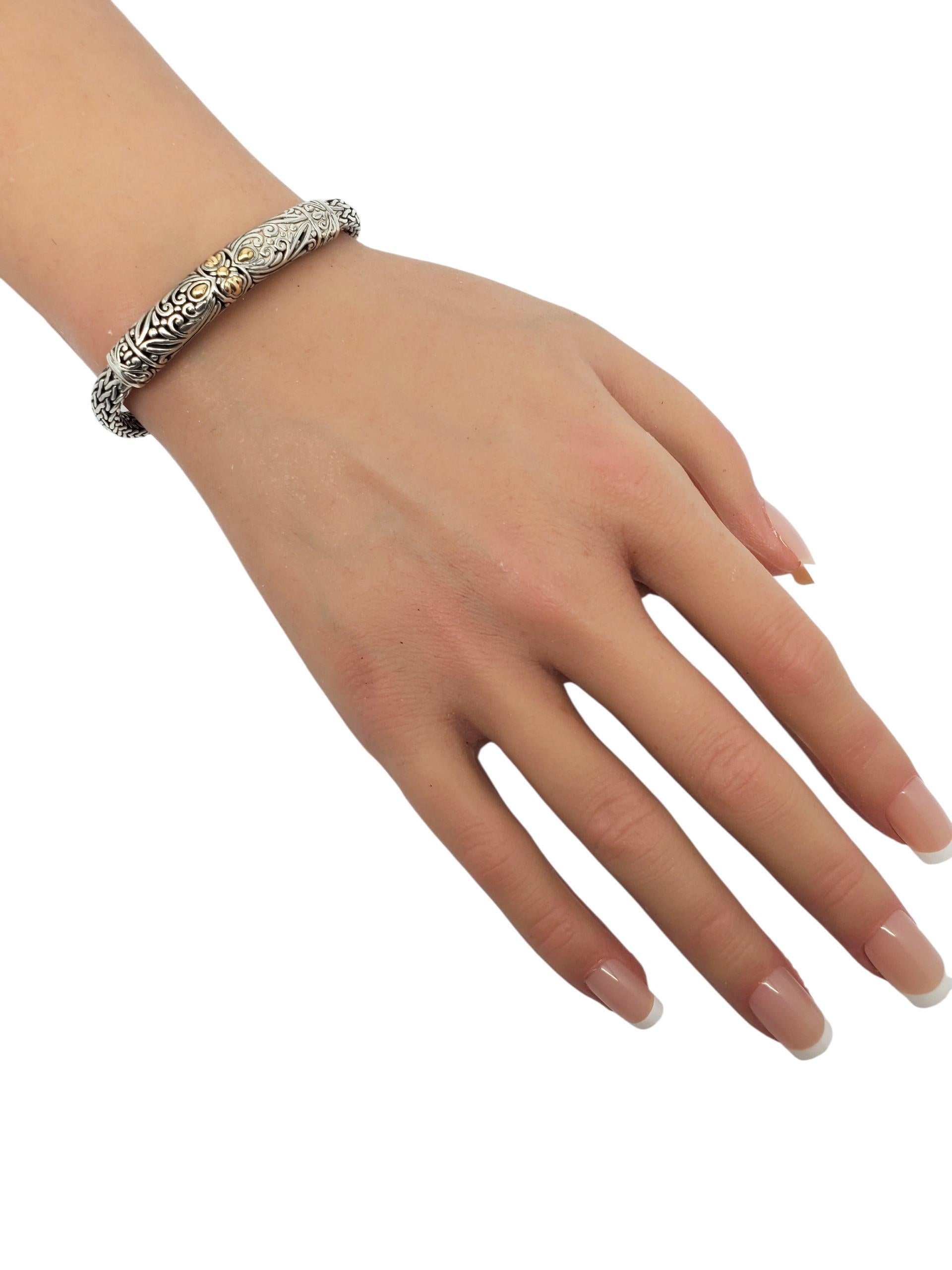 DS Bracciale in argento sterling e oro giallo 18 carati con intreccio di grano -

Questo bracciale in argento sterling DS di ottima fattura presenta un design a maglie intrecciate con oro 18k. e dettagli a volute con chiusura a scatola.

Dimensioni: