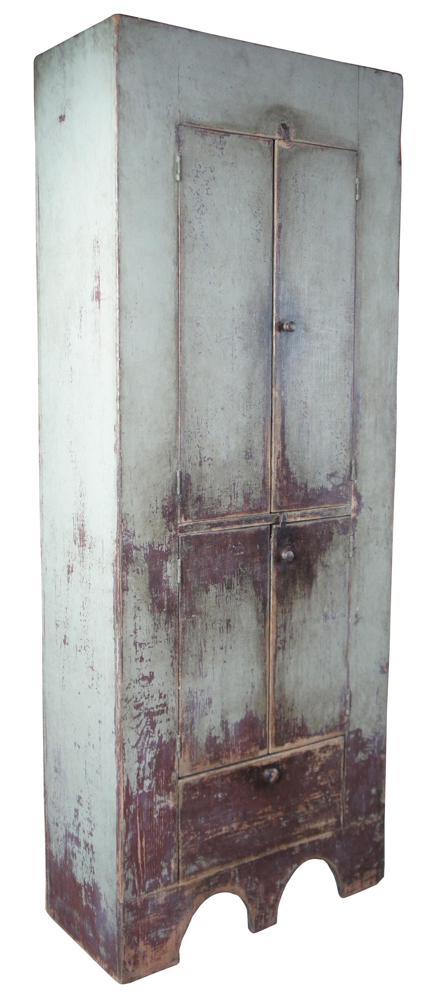Armoire ou cabient en pin peint de style américain précoce par DS whims vers 2004. L'armoire comporte des portes divisées qui s'ouvrent sur trois étagères supérieures, en plus des deux étagères inférieures et du tiroir. Signé au dos.
  