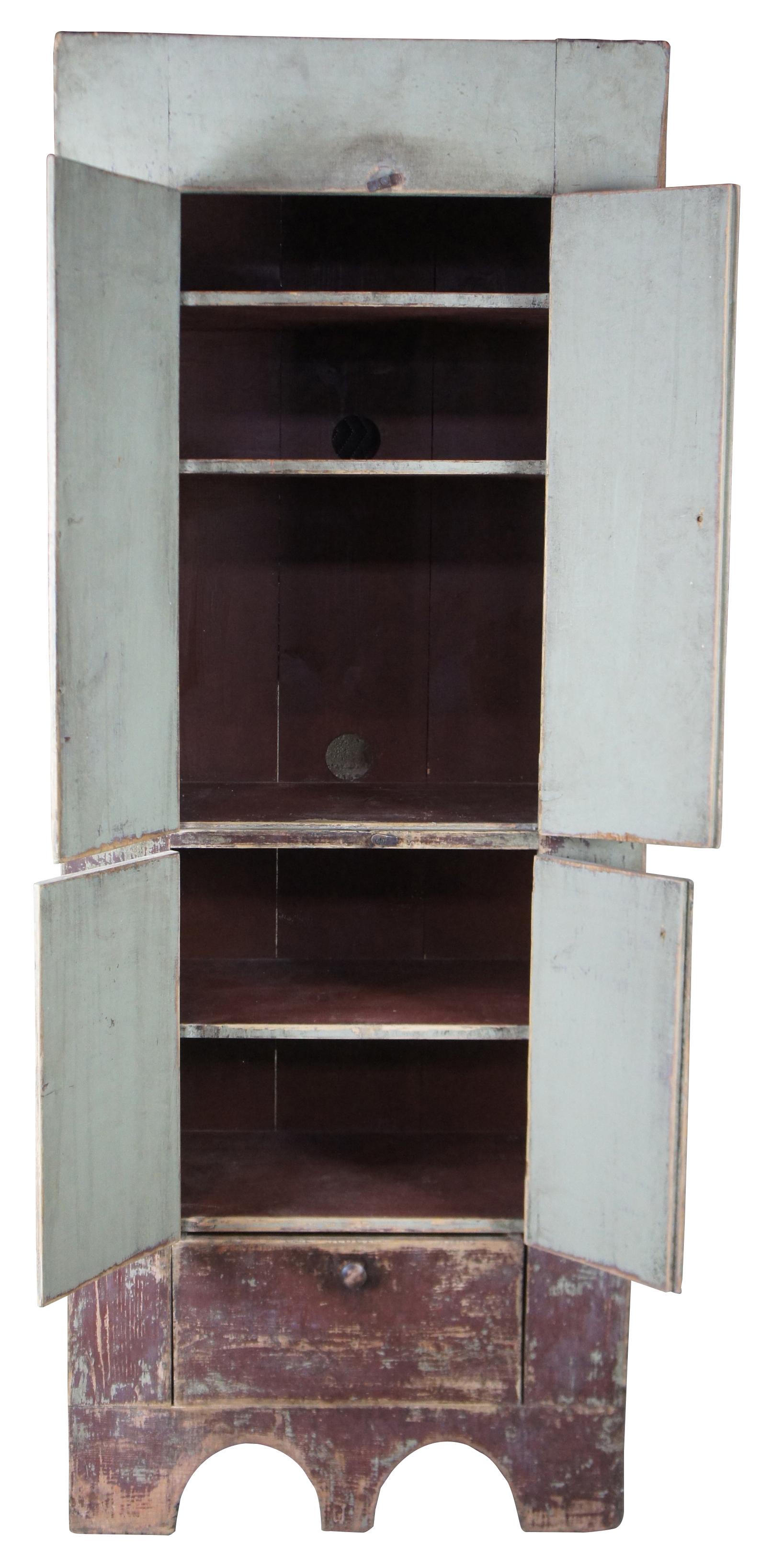 Rustique Armoire de ferme en pin peinte DS Whims, 2004 - Early American Painted Pine Farmhouse Press