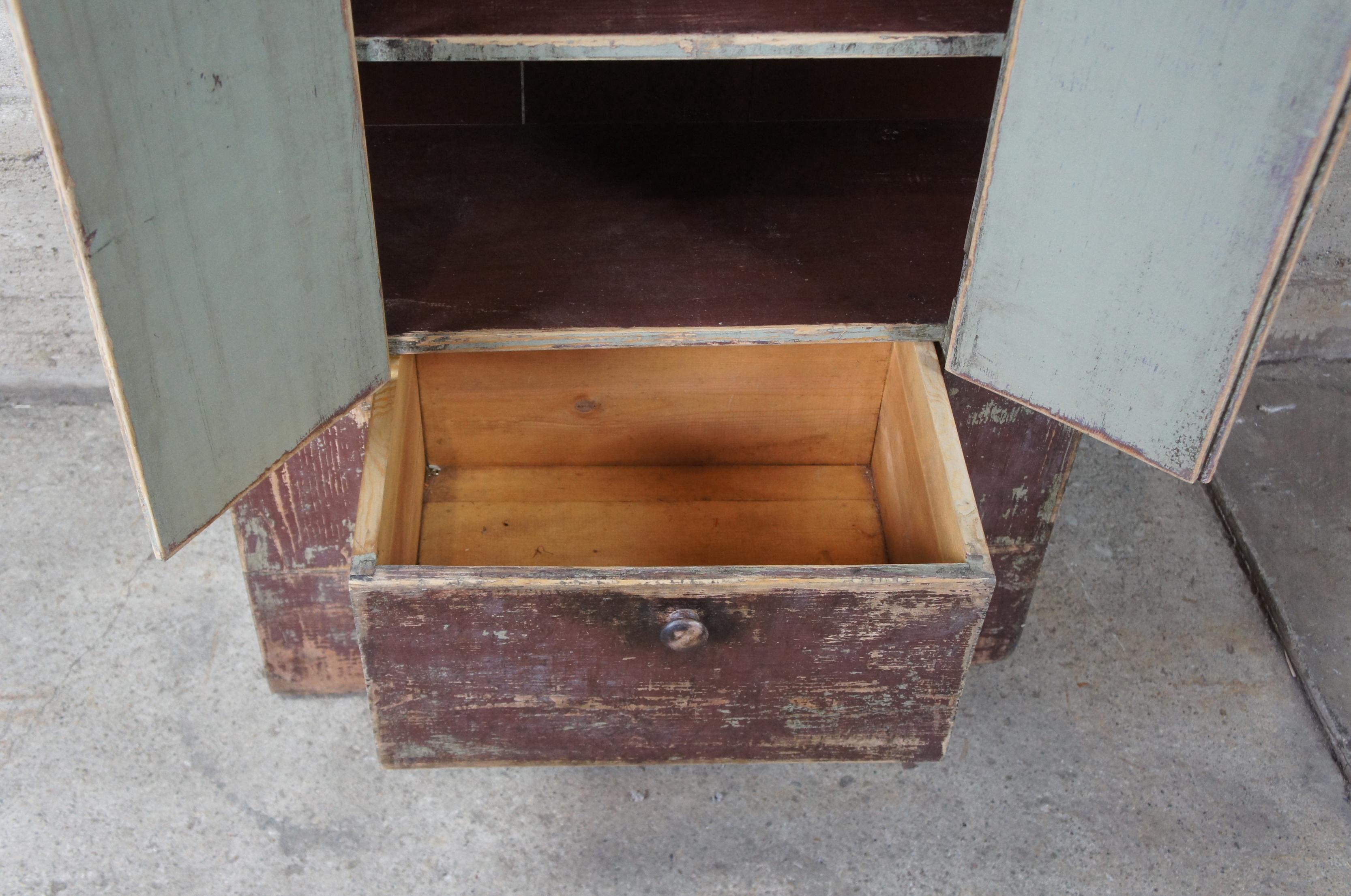 Armoire de ferme en pin peinte DS Whims, 2004 - Early American Painted Pine Farmhouse Press Bon état à Dayton, OH