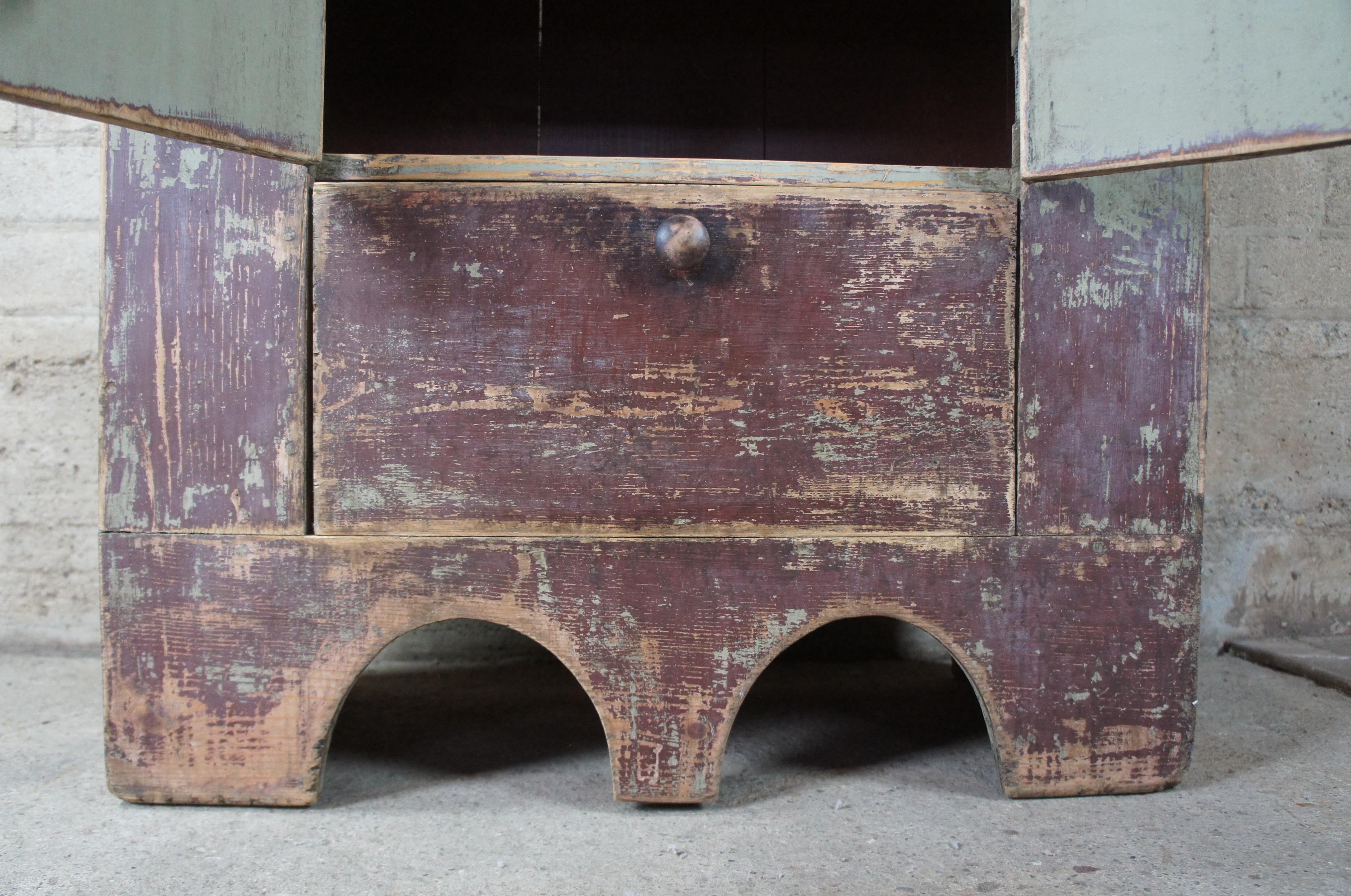 Armoire de ferme en pin peinte DS Whims, 2004 - Early American Painted Pine Farmhouse Press 1