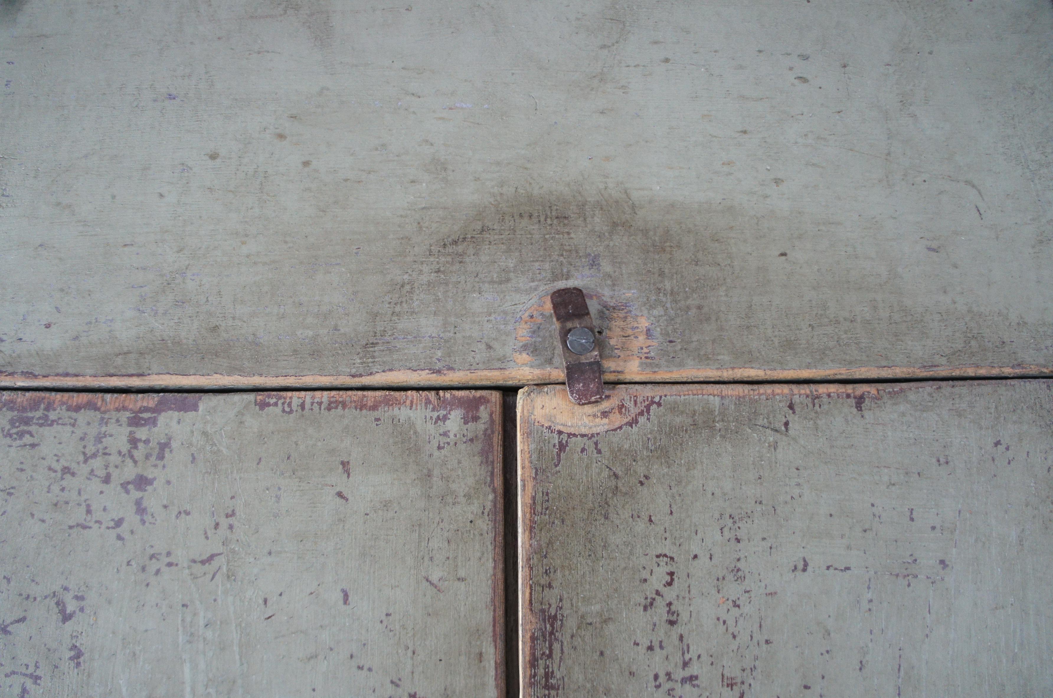 Armoire de ferme en pin peinte DS Whims, 2004 - Early American Painted Pine Farmhouse Press 2
