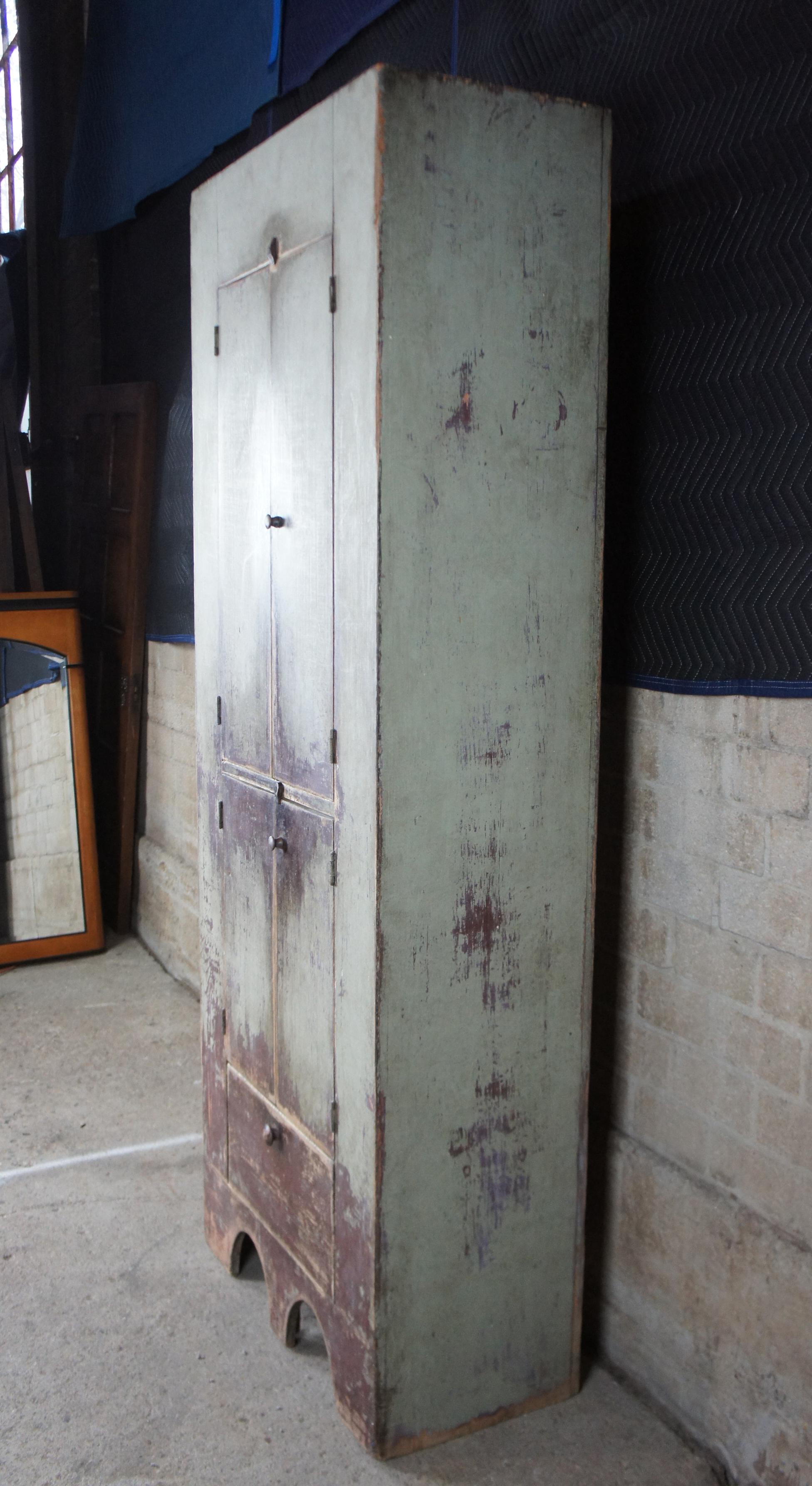Armoire de ferme en pin peinte DS Whims, 2004 - Early American Painted Pine Farmhouse Press 4