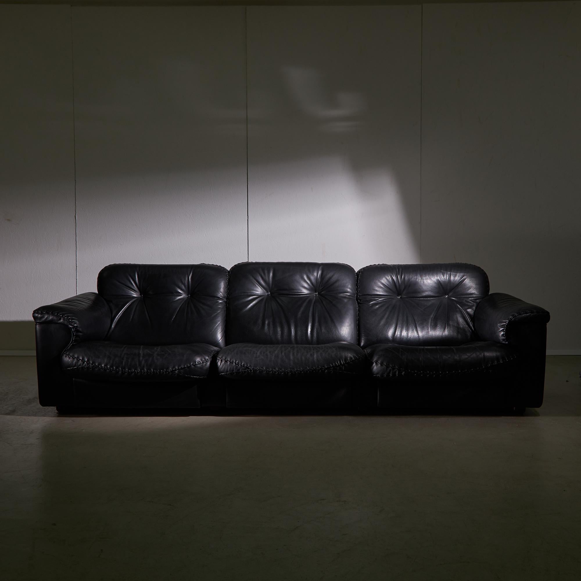 Ce canapé trois places offre un haut niveau de confort et comporte des sièges individuels extensibles qui permettent de s'asseoir dans un salon décontracté. Les coutures cousues à la main témoignent du savoir-faire artisanal, et le revêtement en
