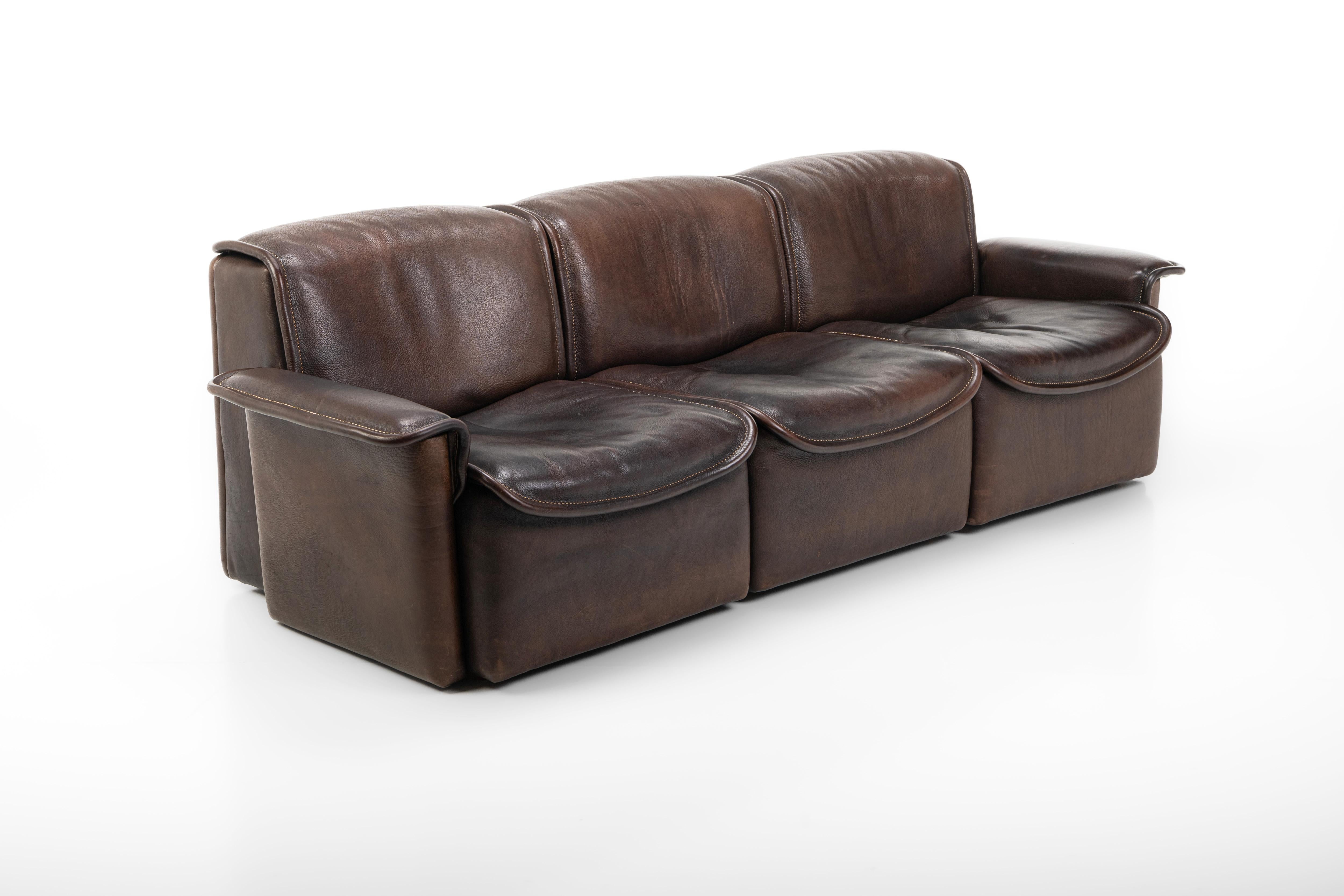 This exquisite vintage sofa, upholstered in dark brown buffalo neck leather, presents the DS12 model from the 1970s, crafted by the Swiss design collective Team De Sede. A set of two lounge chairs is also available

Dimensions:
W: 223 cm
D: 83 cm
H: