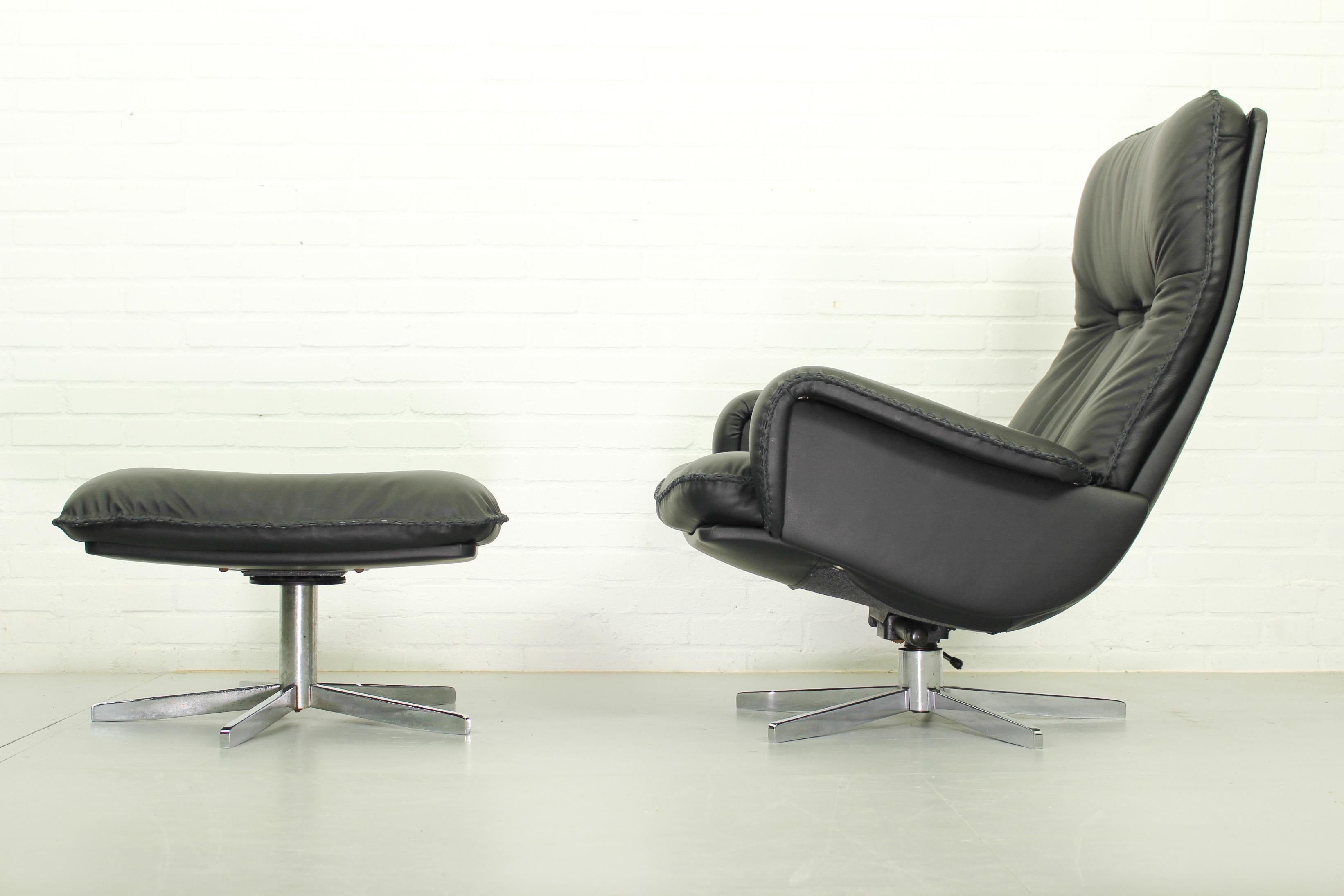 DS231 highback swivel chair by de Sede Switzerland, 1970. This De Sede swivel lounge chair is very comfortable and shows incredible craftmanship. With new black leather with whipstitch detailing. Complete with tilt adjustment. 

Dimensions chair: