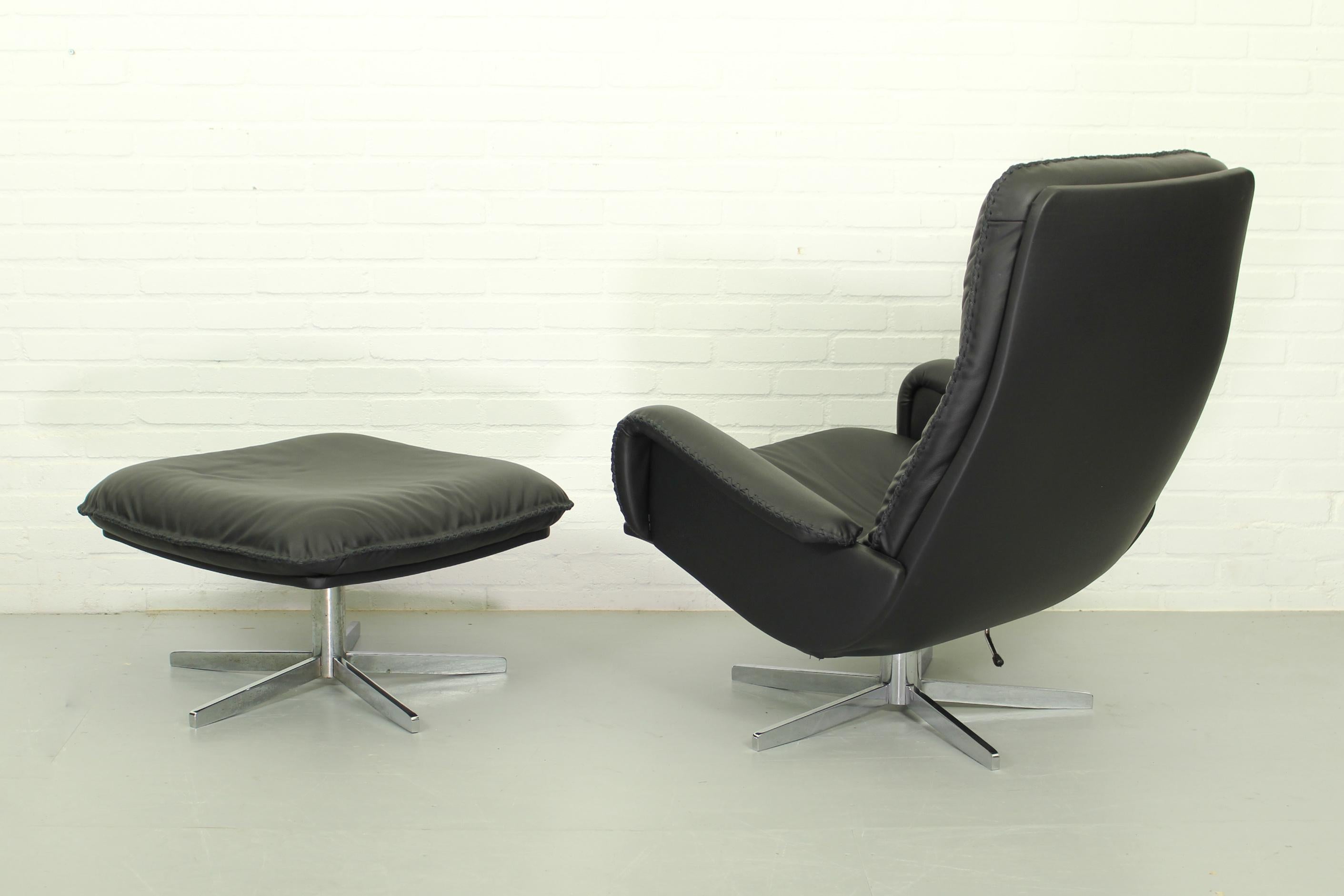 Ds231 James Bond Highback Swivel Chair and Matching Ottoman by De Sede Switzerla For Sale 1