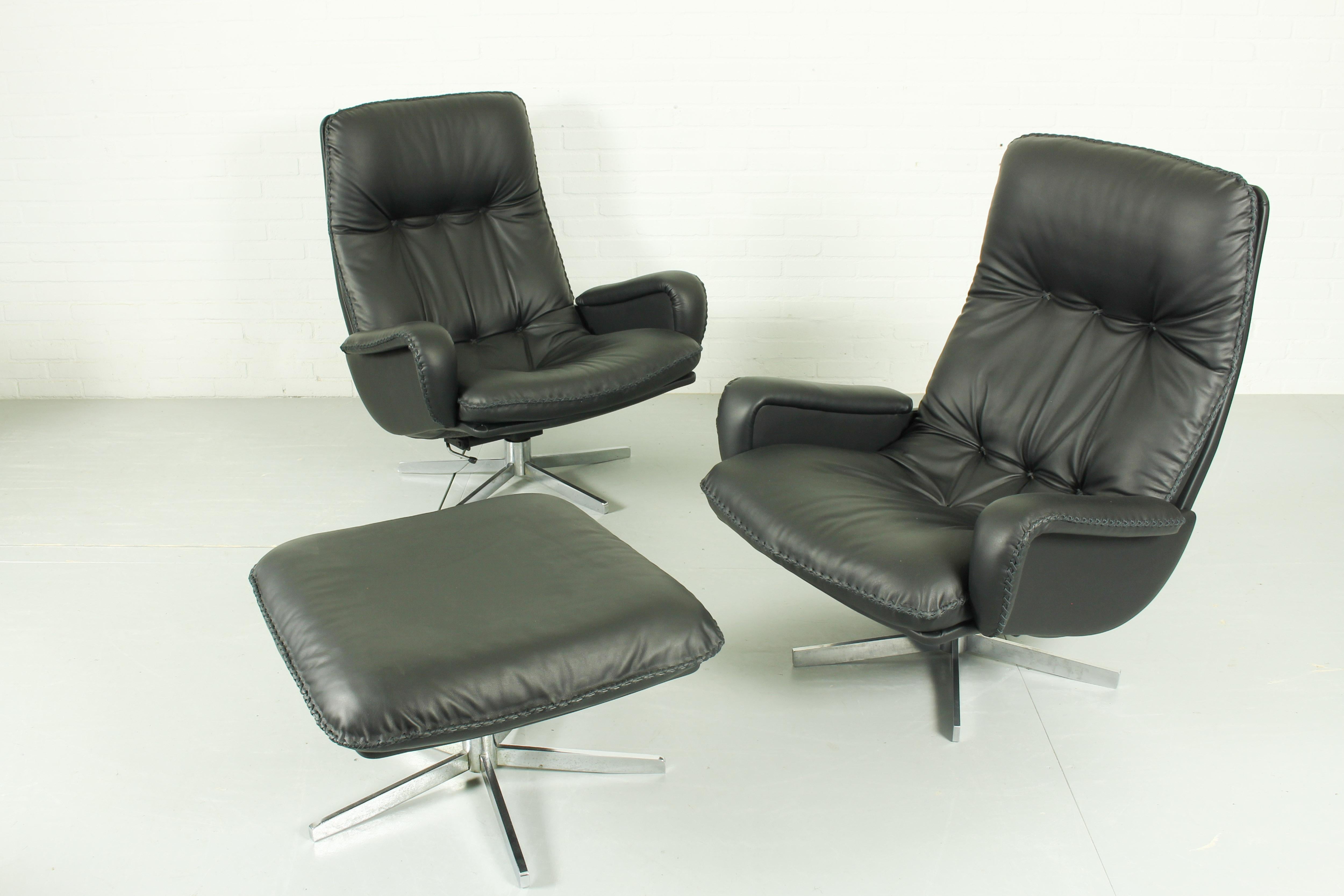 DS231 James Bond highback swivel chairs and matching ottoman by de Sede Switzerl In Excellent Condition For Sale In Appeltern, Gelderland