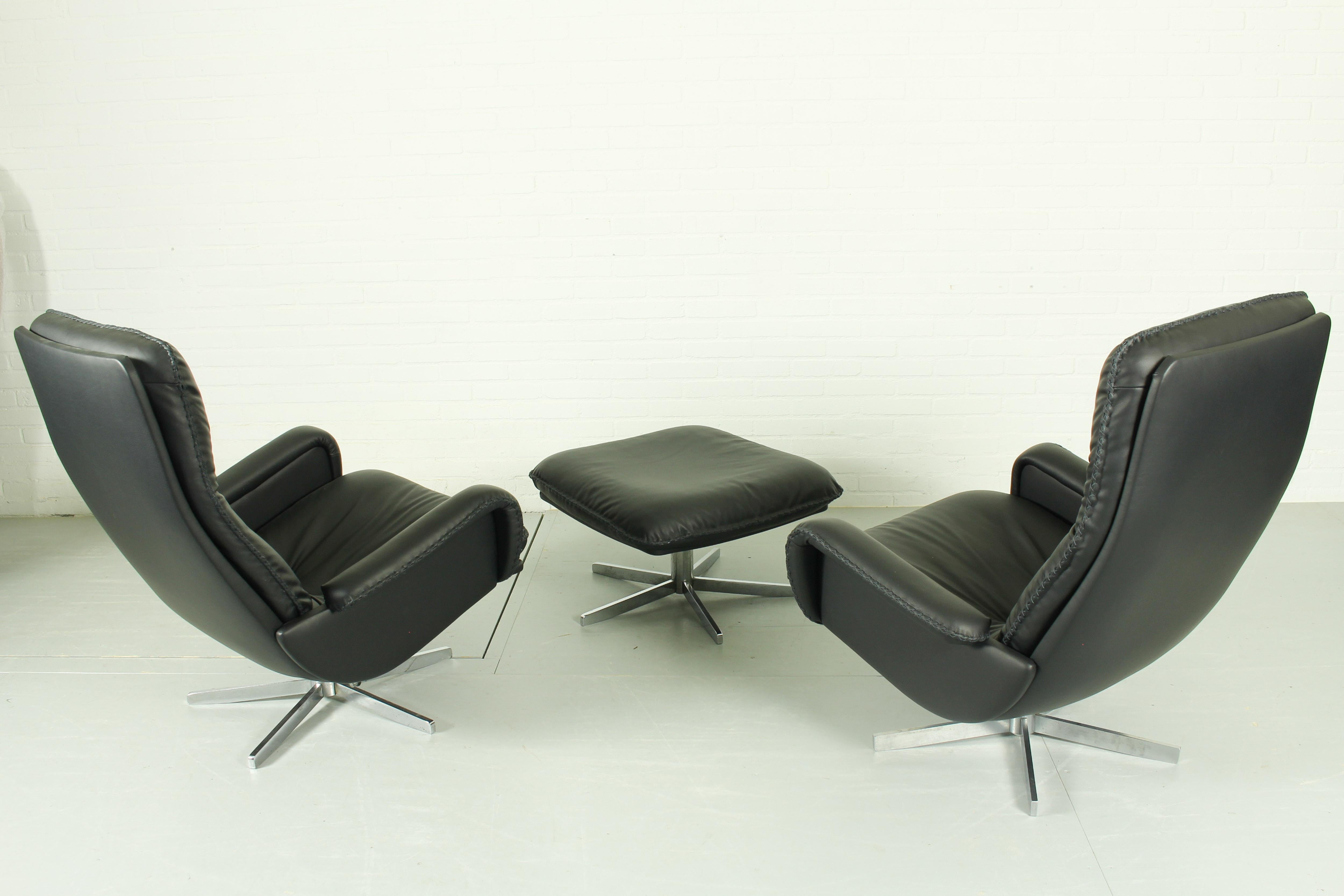 20th Century DS231 James Bond highback swivel chairs and matching ottoman by de Sede Switzerl For Sale