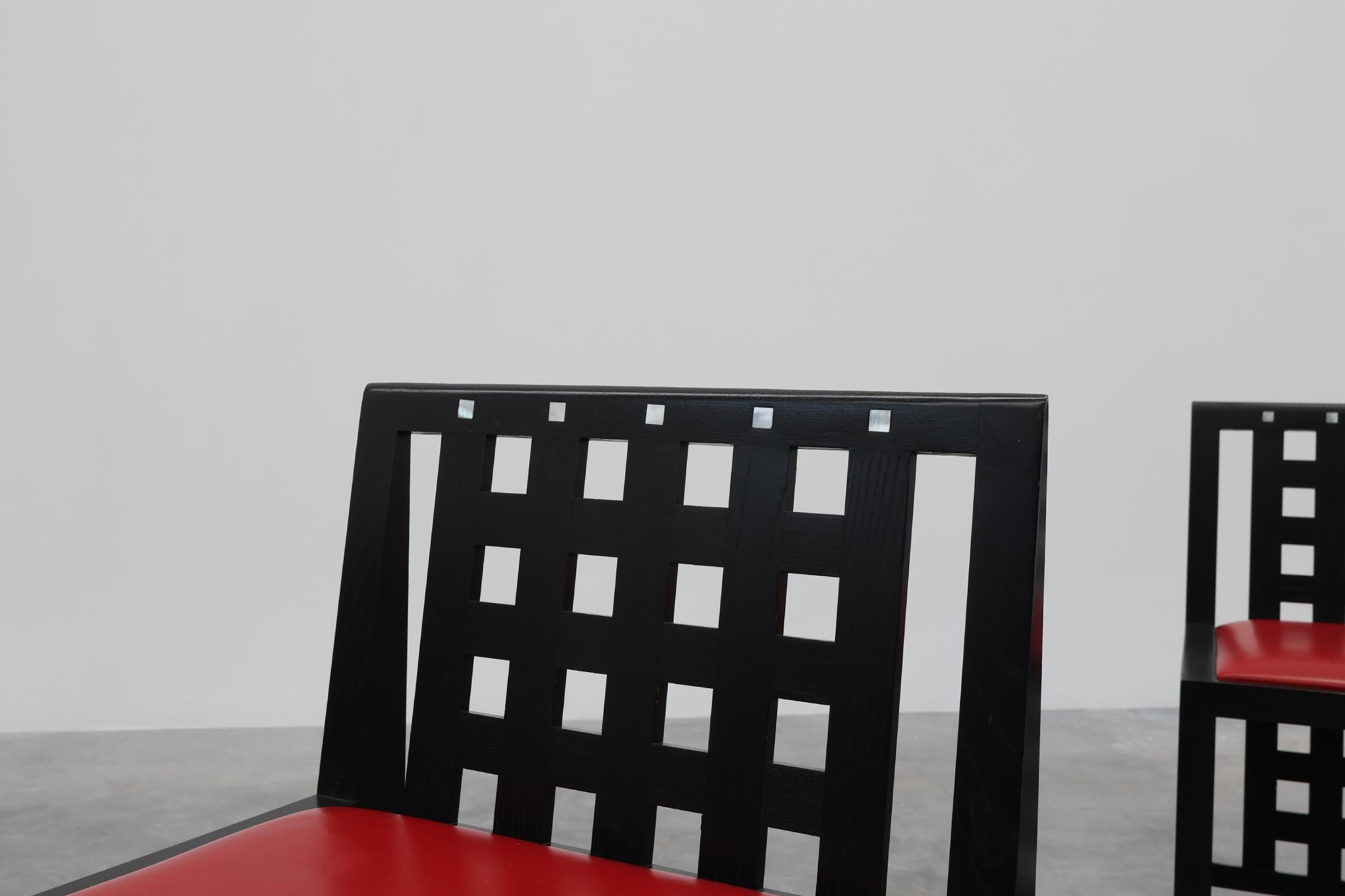 Italia / 1970 / 4 sedie da pranzo Mackintosh / Atelier international / legno, vinile / metà secolo / Vintage  Elegante set di quattro sedie da pranzo in legno di frassino ebanizzato con intarsi e rivestimento in vinile rosso. Le sedie DS3 sono state