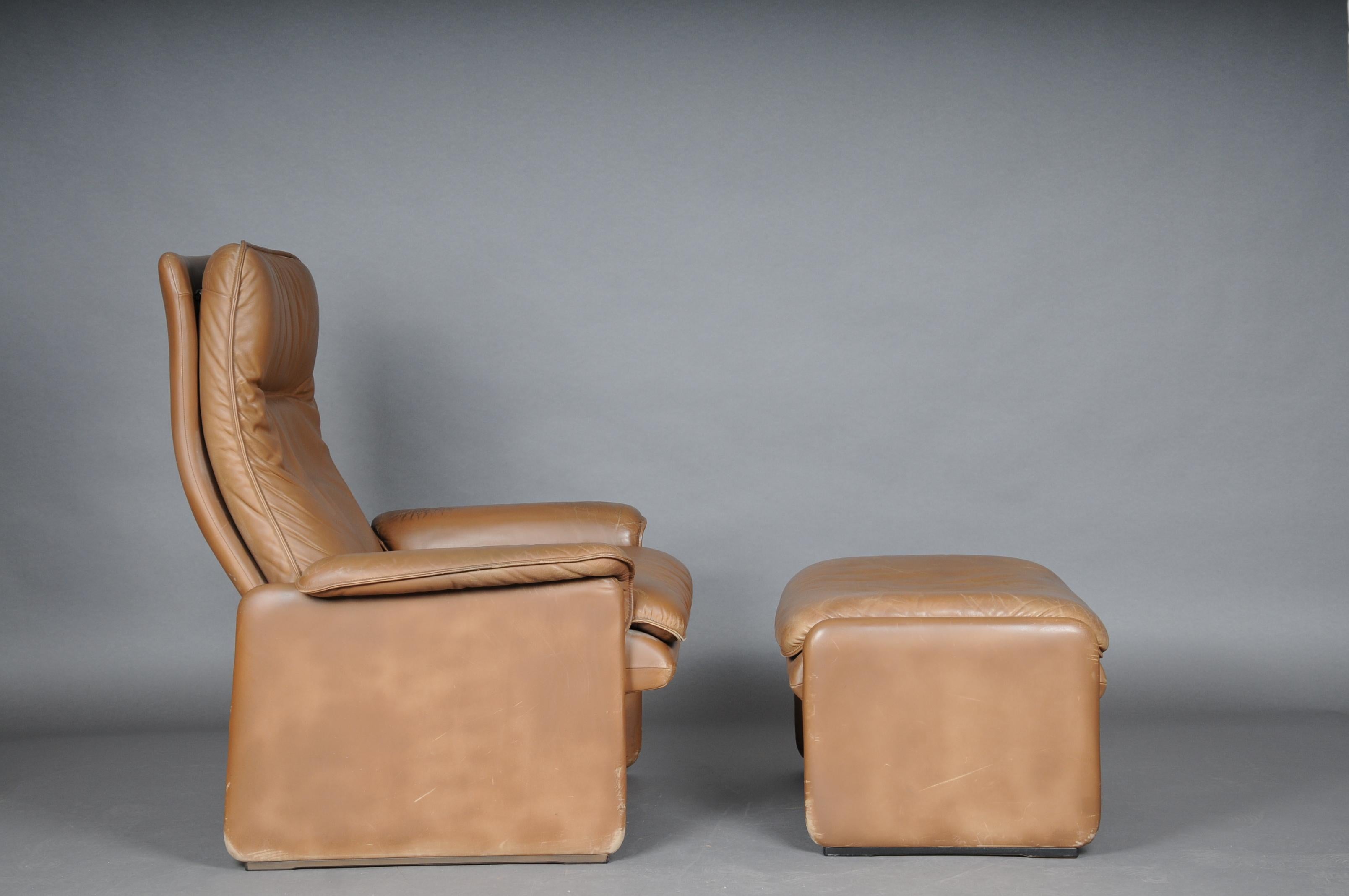 Exclusive designer classic. De Sede stands for absolutely high quality and handcrafted design classic.

Made in Switzerland.

Lounge chair with ottoman. brown/beige, high quality leather.
This set is a classic that fits in any style-conscious