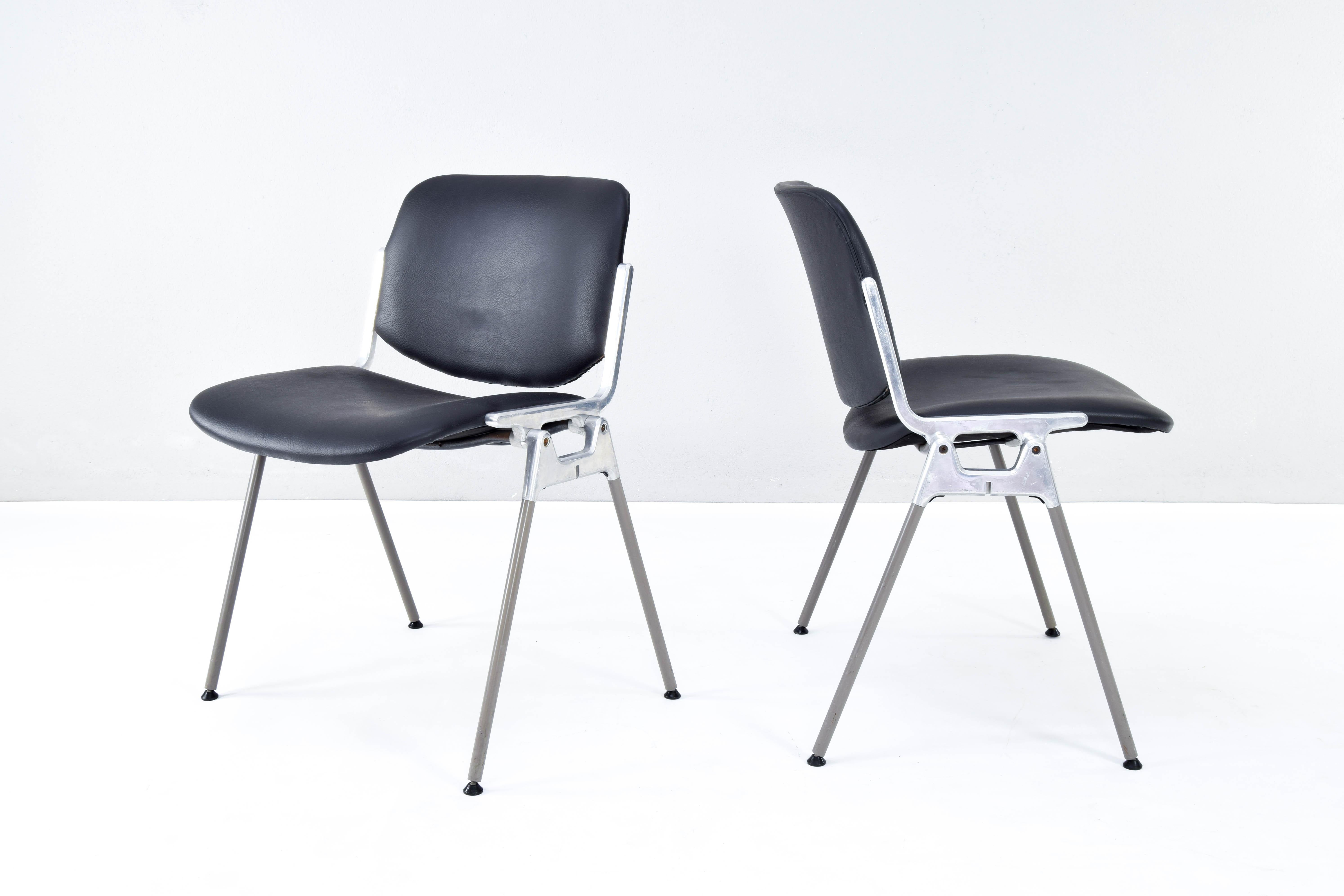 DSC 106 Italian Modern Stackable Chairs by Giancarlo Piretti for Castelli In Good Condition In Escalona, Toledo
