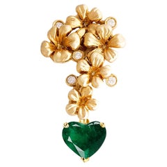 Broche de oro amarillo de dieciocho quilates con esmeralda y diamantes talla corazón certificados DSEF
