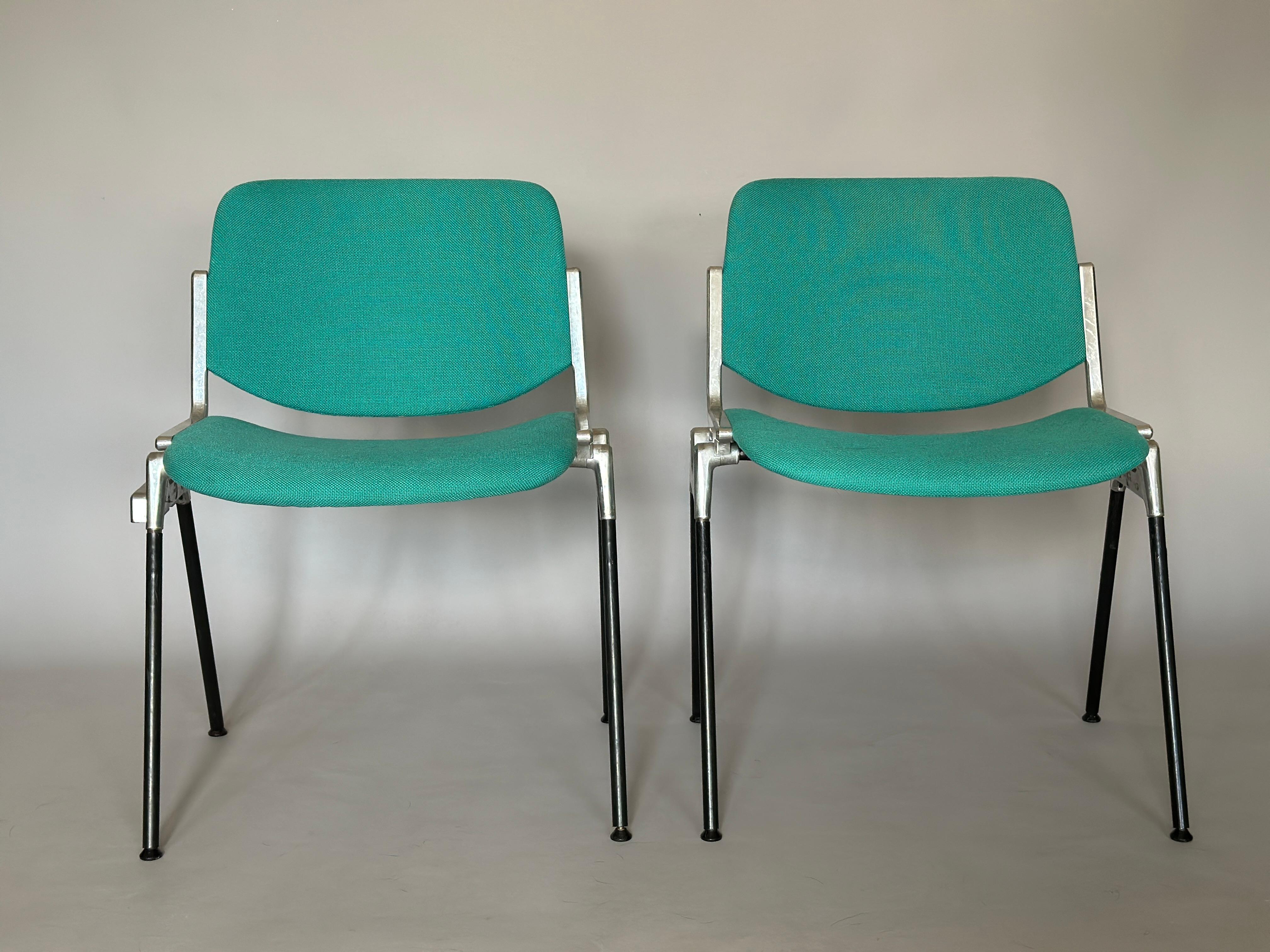 Vier Stühle Anonima Castelli DSG 106 entworfen von Giancarlo Piretti, Struktur aus Aluminium, in einem sehr guten Zustand.