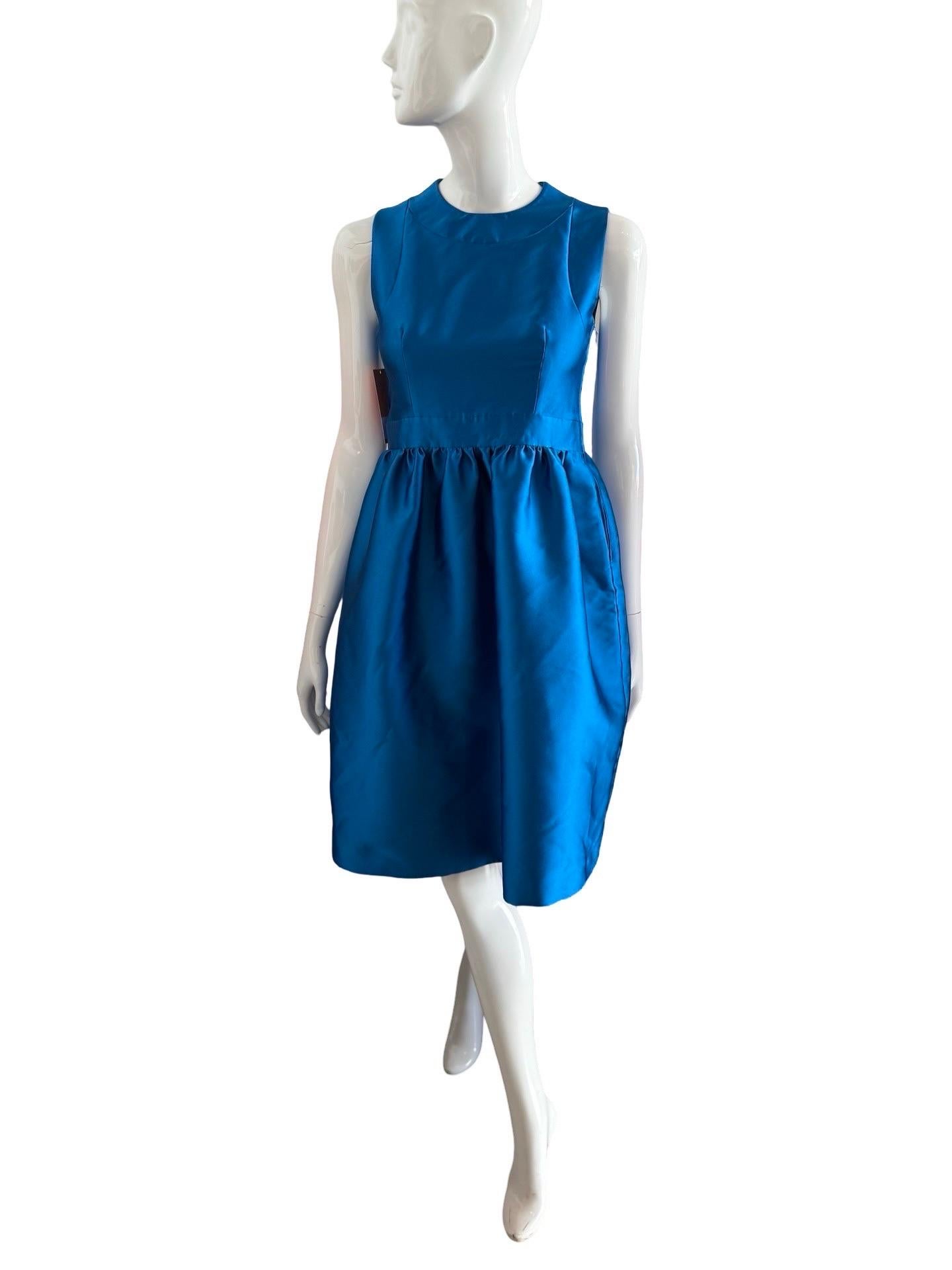Vestido azul muy dulce de DSquared2 realizado en un azul eléctrico en una mezcla de seda y poliéster que da la sensación de ser una seda pesada. Top de concha con espalda abierta y cintura entallada y falda tulipán.  Una silueta muy al estilo de los