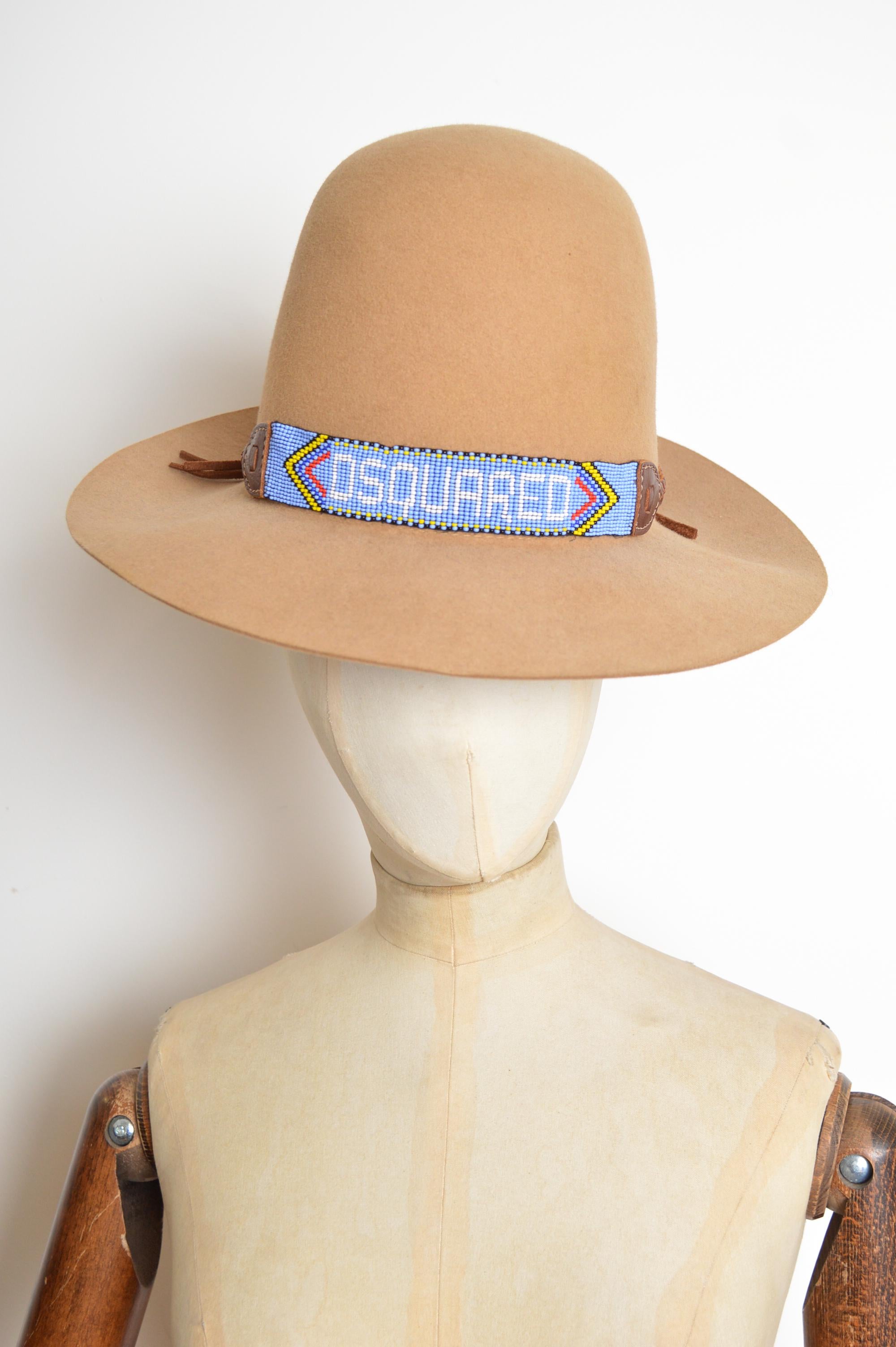 Ce fabuleux collier/chef de tête iconique de DSquared, inspiré par les Amérindiens, est composé de plusieurs éléments. 
FABRIQUÉ EN ITALIE. 
Cette amusante pièce perlée à la main de DSquared a été initialement conçue pour être portée autour d'un