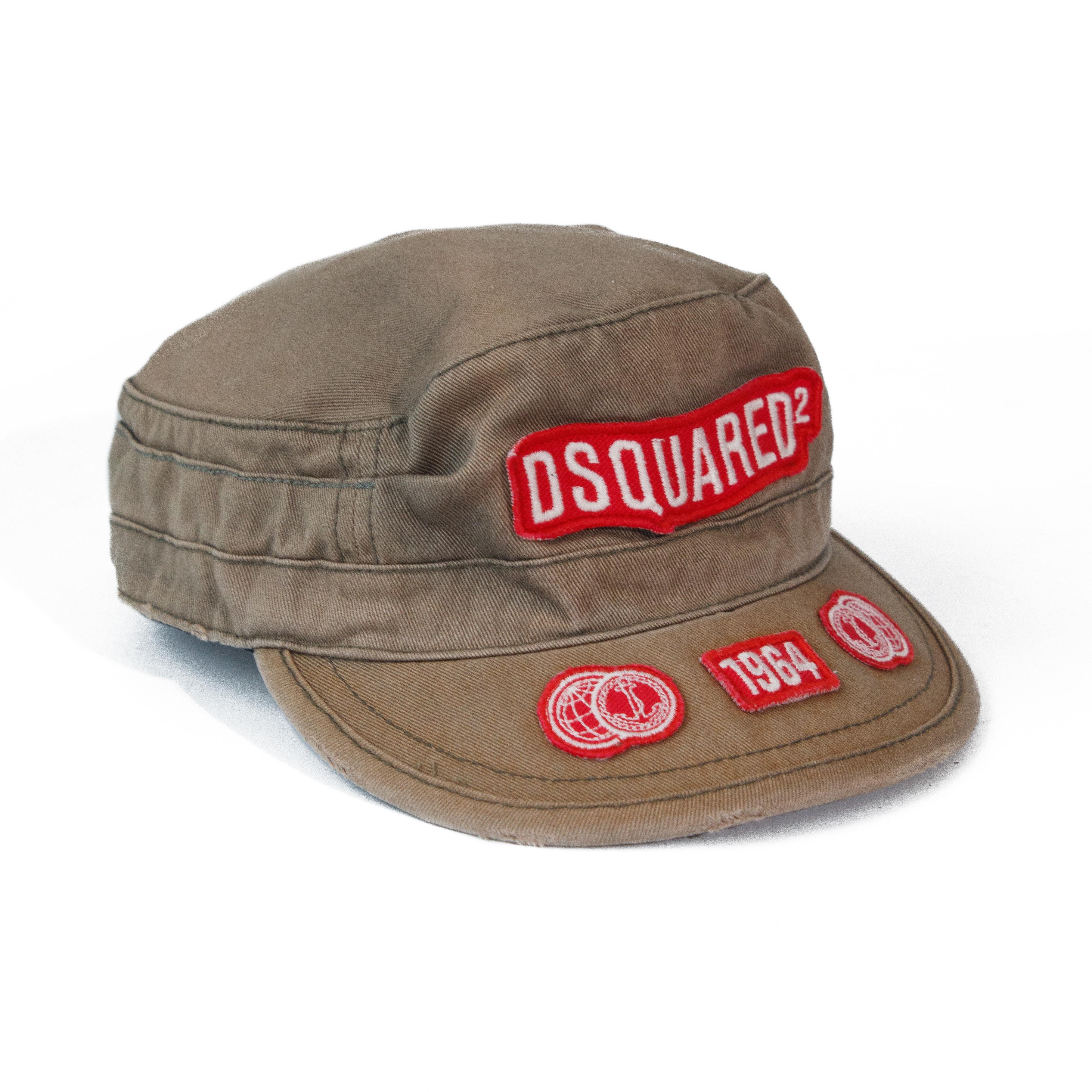 Ruder Than The Rest presenta una gorra militar/de oficial Dsquared2 de color caqui desteñido.

Parche y detalles del logotipo en rojo y blanco.

Lema bordado en la espalda.

Tiene un diseño desplazado, un lado es más corto que el otro.

Fabricado en