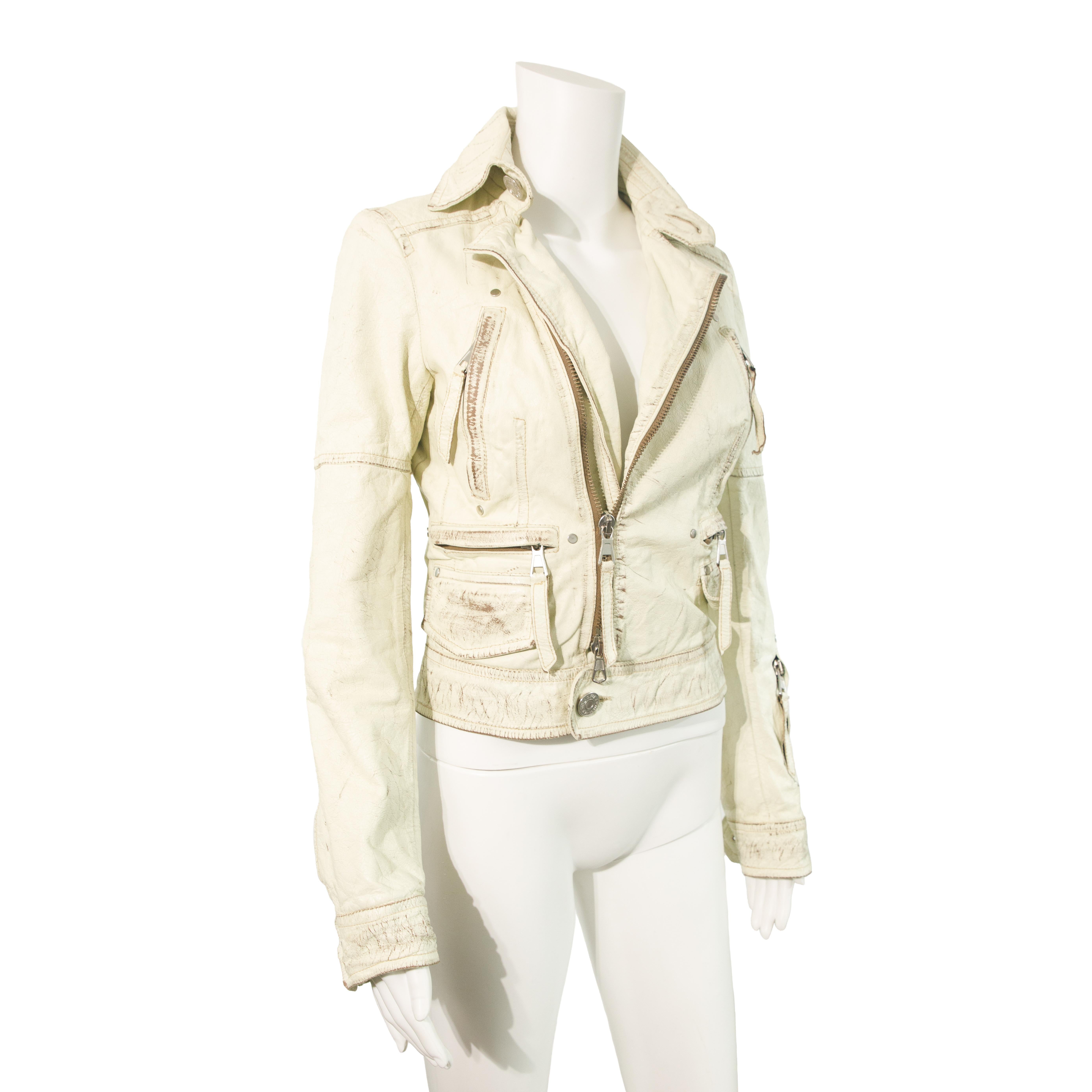 Ruder Than The Rest presenta una giacca biker in pelle Dsquared2 per la primavera-estate 2004.

Pelle stropicciata con finitura anticata.

Look da passerella indossato da Amanda Moore.

Interno foderato in lino.

Composizione: Pelle.

Vintage,