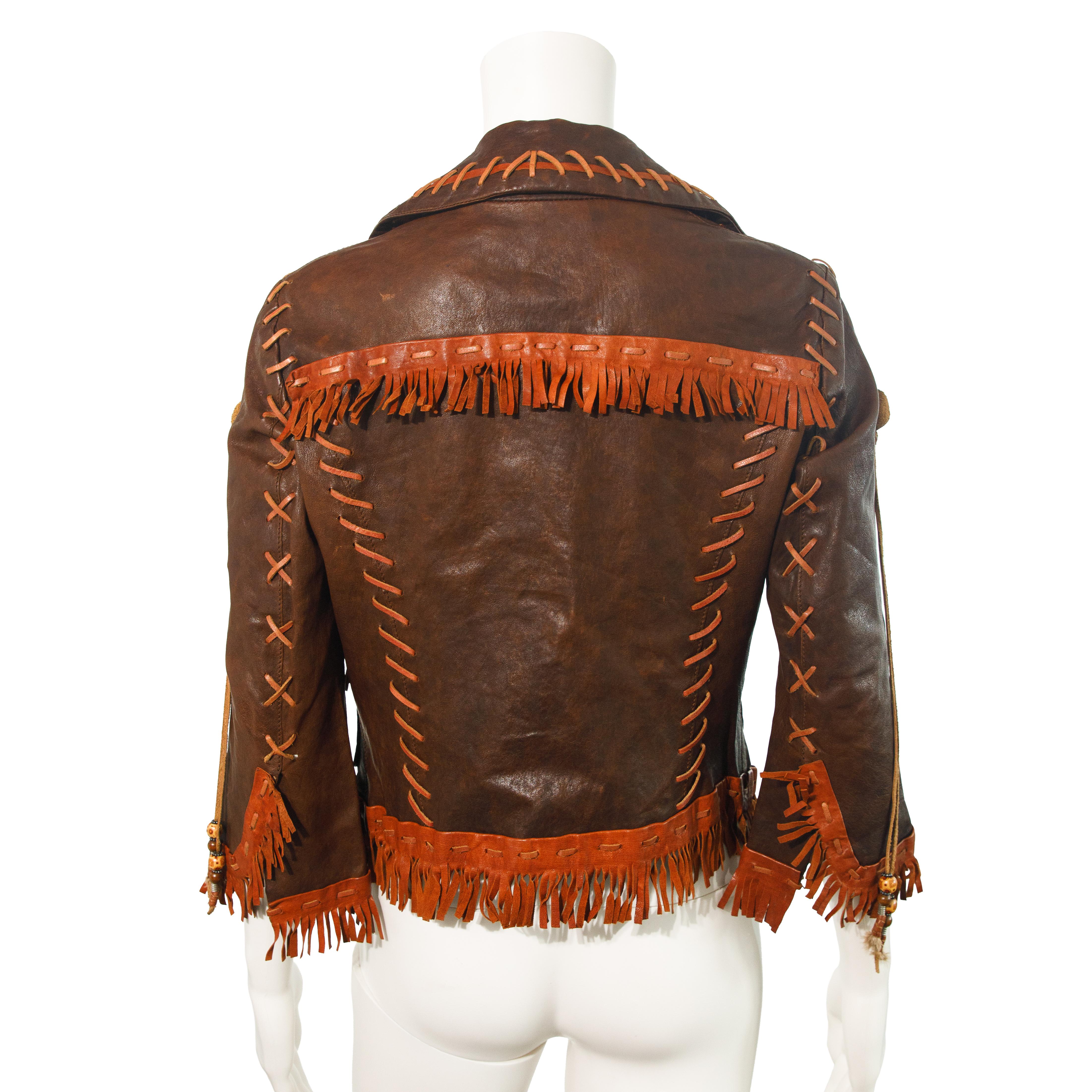 Ruder Than The Rest présente une veste à franges en cuir de Dsquared2 pour le printemps-été 2005.

Porté sur le podium par Caroline Winberg.

Veste courte en cuir brun foncé de style western.

Des détails incroyables.

Attaches en dentelle perlée