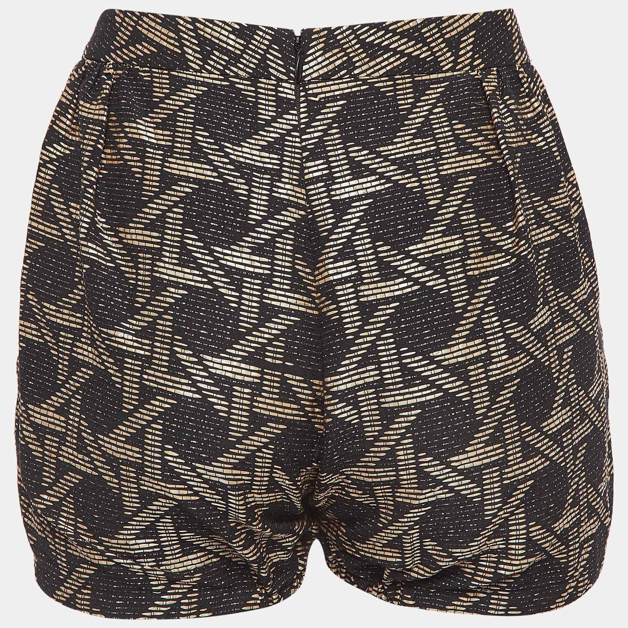 They instantly steal your heart with their minimalist style and classy appeal. These Dsquared2 shorts are designed to sit high on the waist and comes crafted from woven jacquard. 