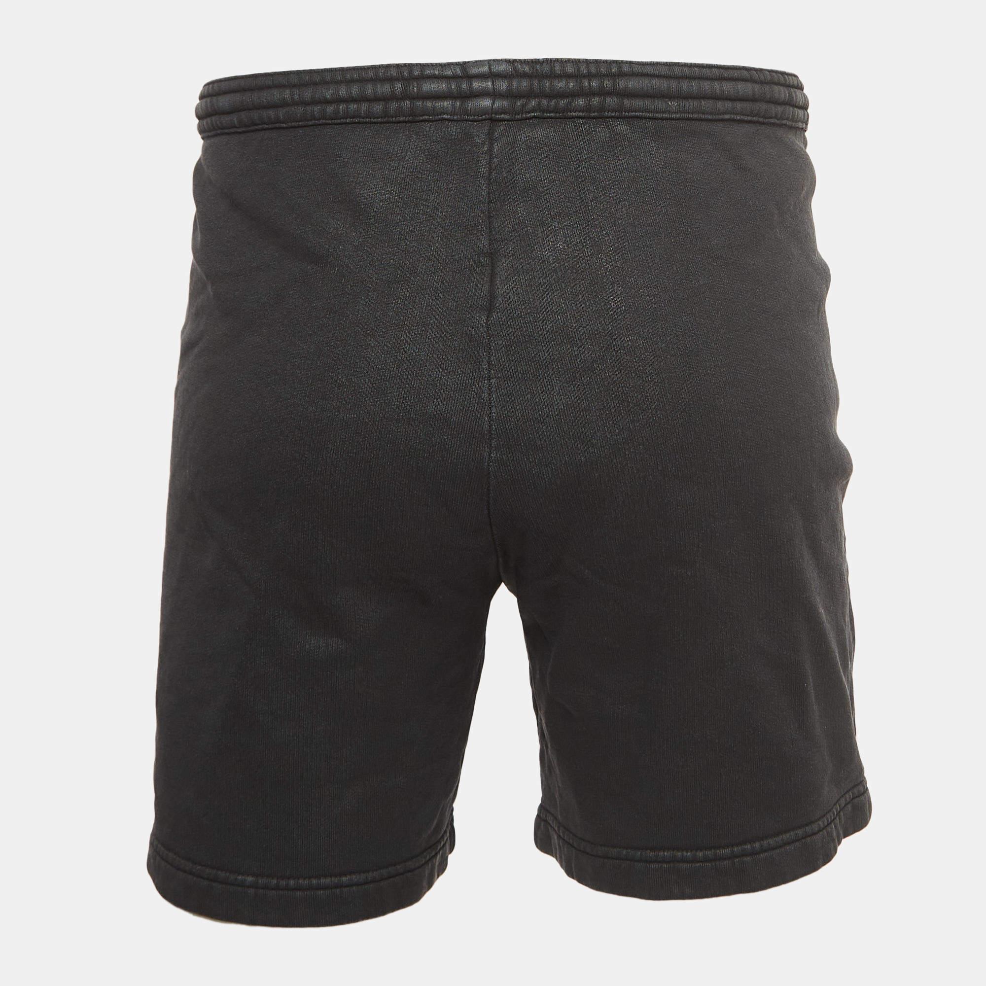 Les vacances à la plage nécessitent une paire de shorts élégants comme celui-ci. Confectionné dans un tissu de haute qualité, ce short présente des détails classiques et une longueur superbe. Portez-la avec des T-shirts.