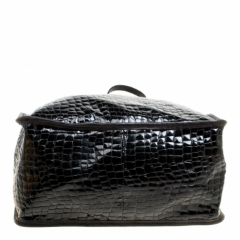 Questa elegante tote di Dsquared2 è realizzata in pelle verniciata ed è perfetta per l'uso quotidiano. La borsa presenta doppi manici, una piccola targhetta con logo in oro sul davanti e dettagli di cintura sui lati. Ha un interno foderato in