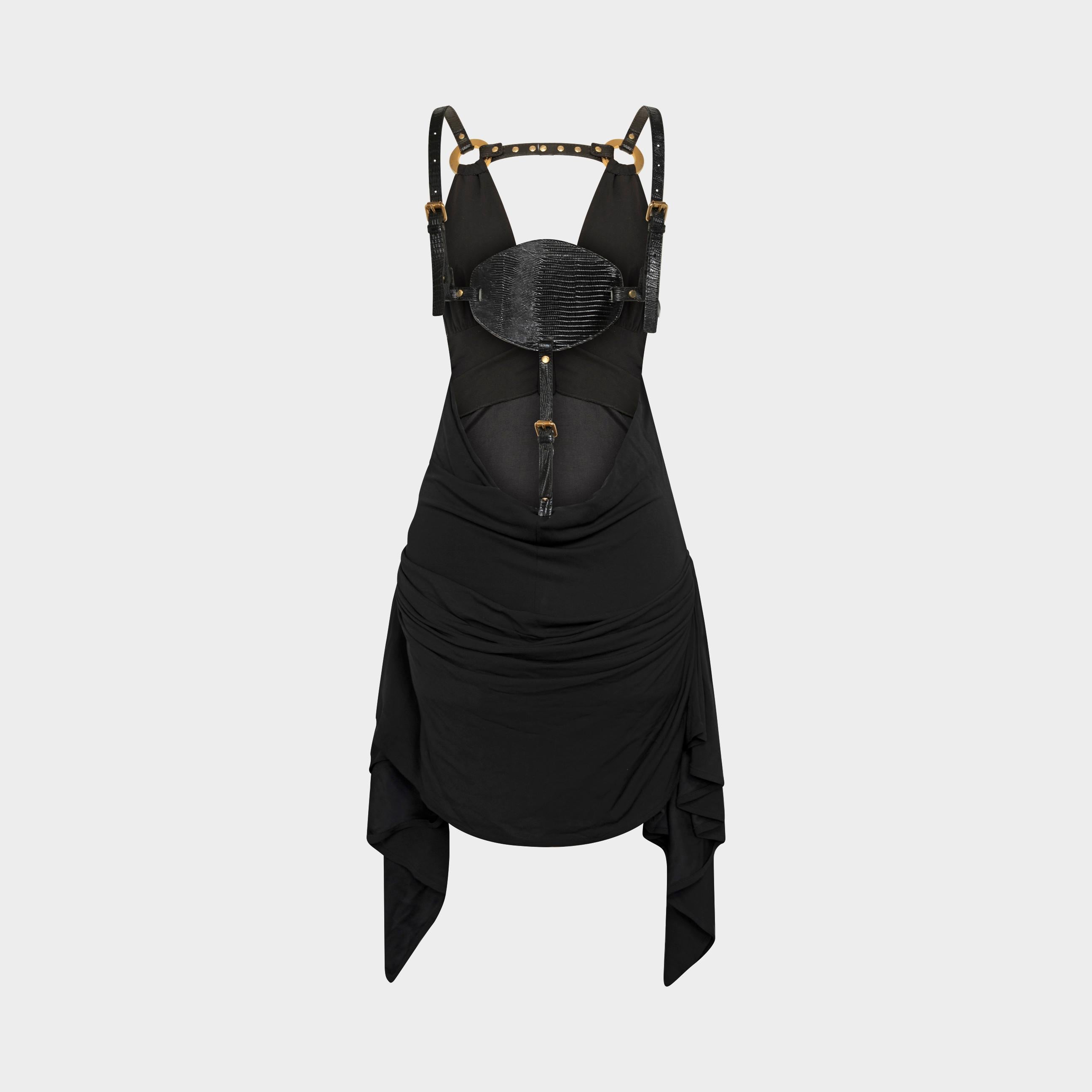 Issue de la collection automne-hiver 2007 de Dean et Dan Caten, Look 20, cette robe bustier noire capture la sensualité audacieuse et la précision du tailleur synonymes de Dsquared². Confectionnée en Italie, cette robe présente des bretelles en cuir