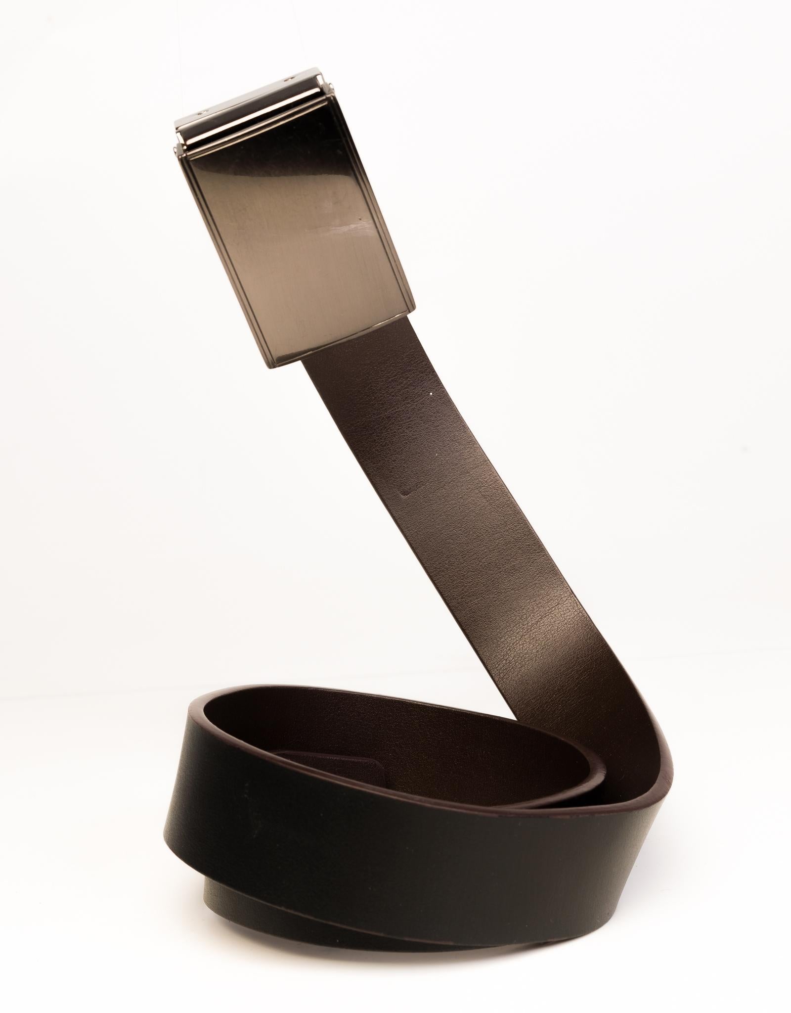 Black leather Dsquared2 belt with a silver-tone lifting buckle.

COLOR: Black
MATERIAL: Leather
MEASURES: L 35” x 1”
COMES WITH: Dust bag
CONDITION: Fair - the leather is separating in one area and the belt shows signs of