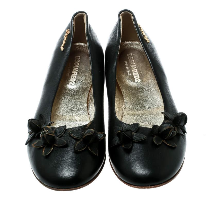 These ballet flats from Dsquared2 are effortlessly chic and stylish! The black flats are crafted from leather and feature round toes. They have been styled with flower motifs on the vamps and a gold-tone brand logo detailing near the heel counters.