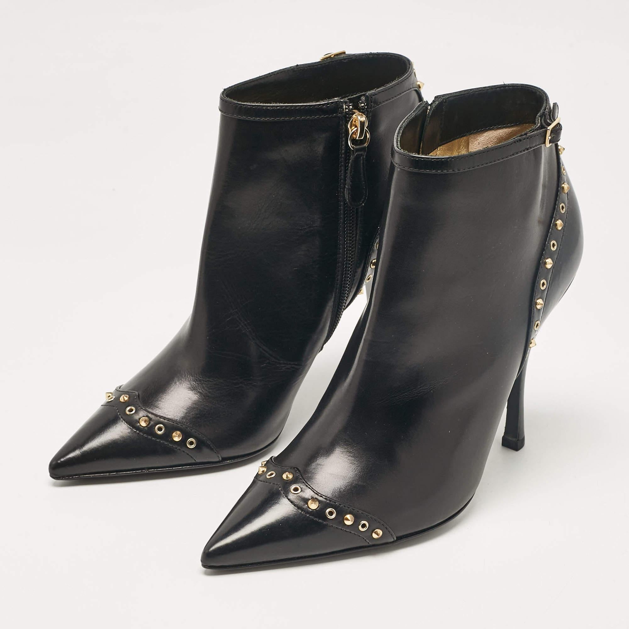 Profitez des journées les plus branchées avec ces bottines élégantes. D'une conception et d'une fabrication modernes, ils sont conçus pour vous offrir confort et élégance.