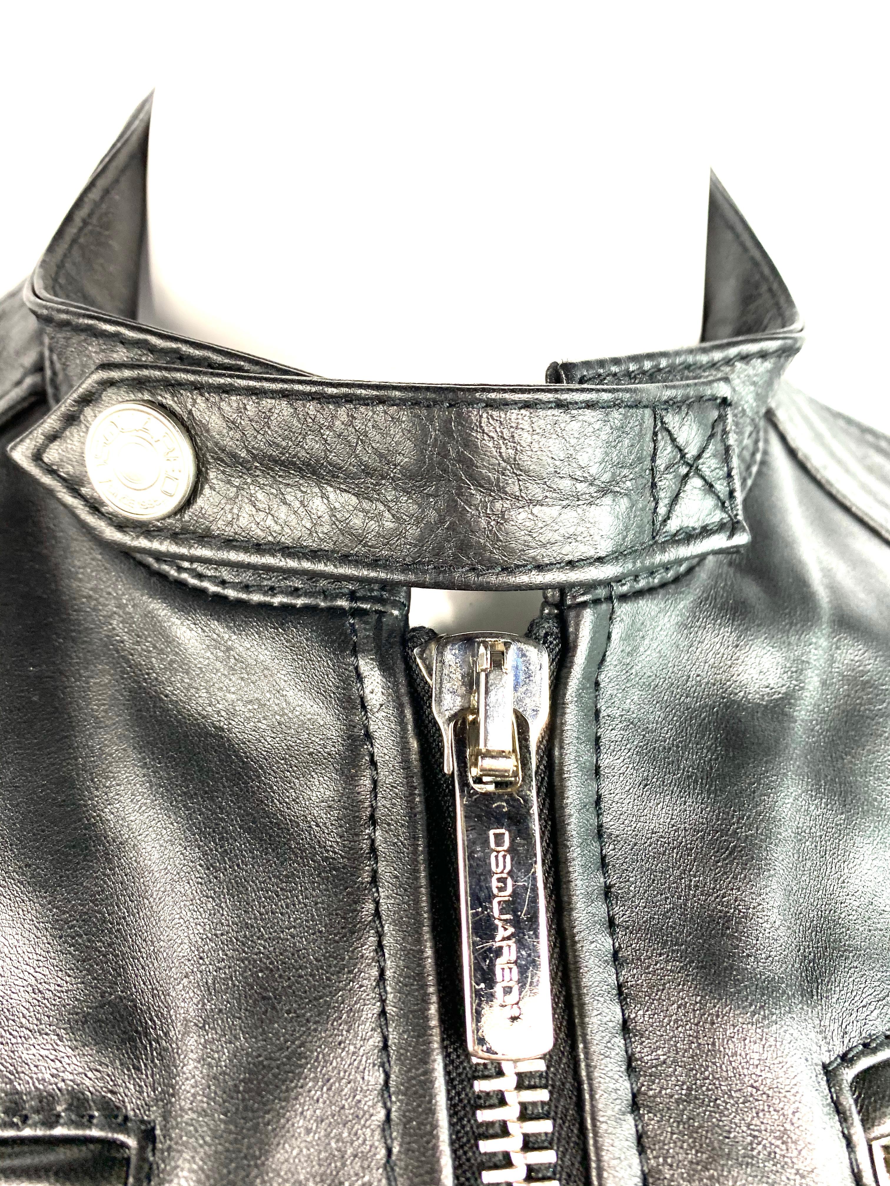 Dettagli del prodotto:
Taglia 44
100% pelle
Caratterizzato da pelle stile moto  giacca con finiture in tonalità argento, colletto, quattro sei tasche frontali, chiusura anteriore con cerniera, chiusura con cerniera e bottoni a pressione in metallo