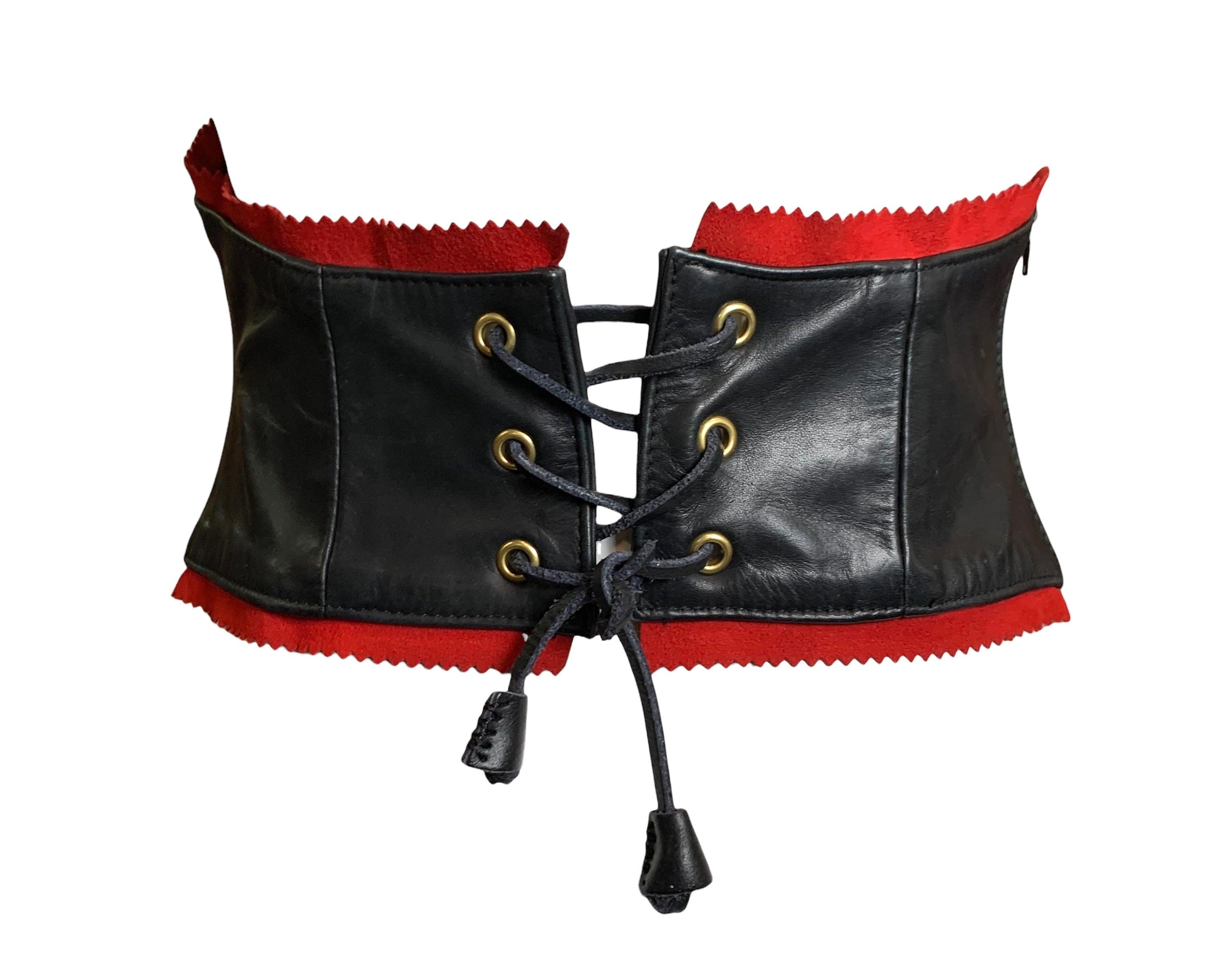 Machen Sie auf sich aufmerksam mit diesem ultraverführerischen schwarzen Spitzenbustier des italienischen Labels DSquared2. Weiches und butterweiches schwarzes italienisches Leder. Rote gezackte Wildlederpaspelierung. Schwarzes, satiniertes