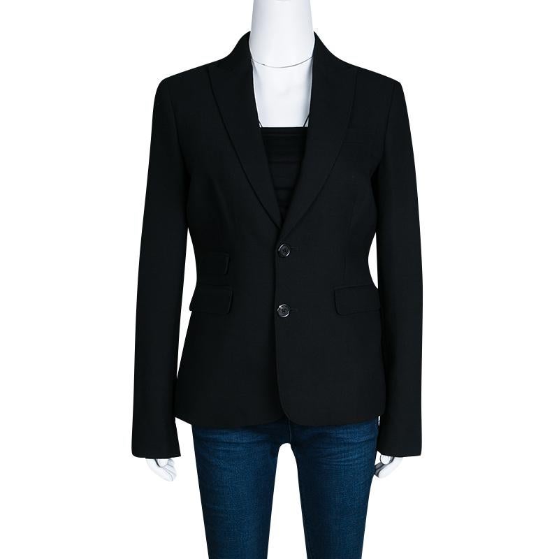 A blazer that can effortlessly enhance your formal outfits, this Dsquared2 blazer is cut from wool in a slim-fitting structure. Equipped with four external pockets, long sleeves, and notched lapels, it has an interesting asymmetrical hemline at the