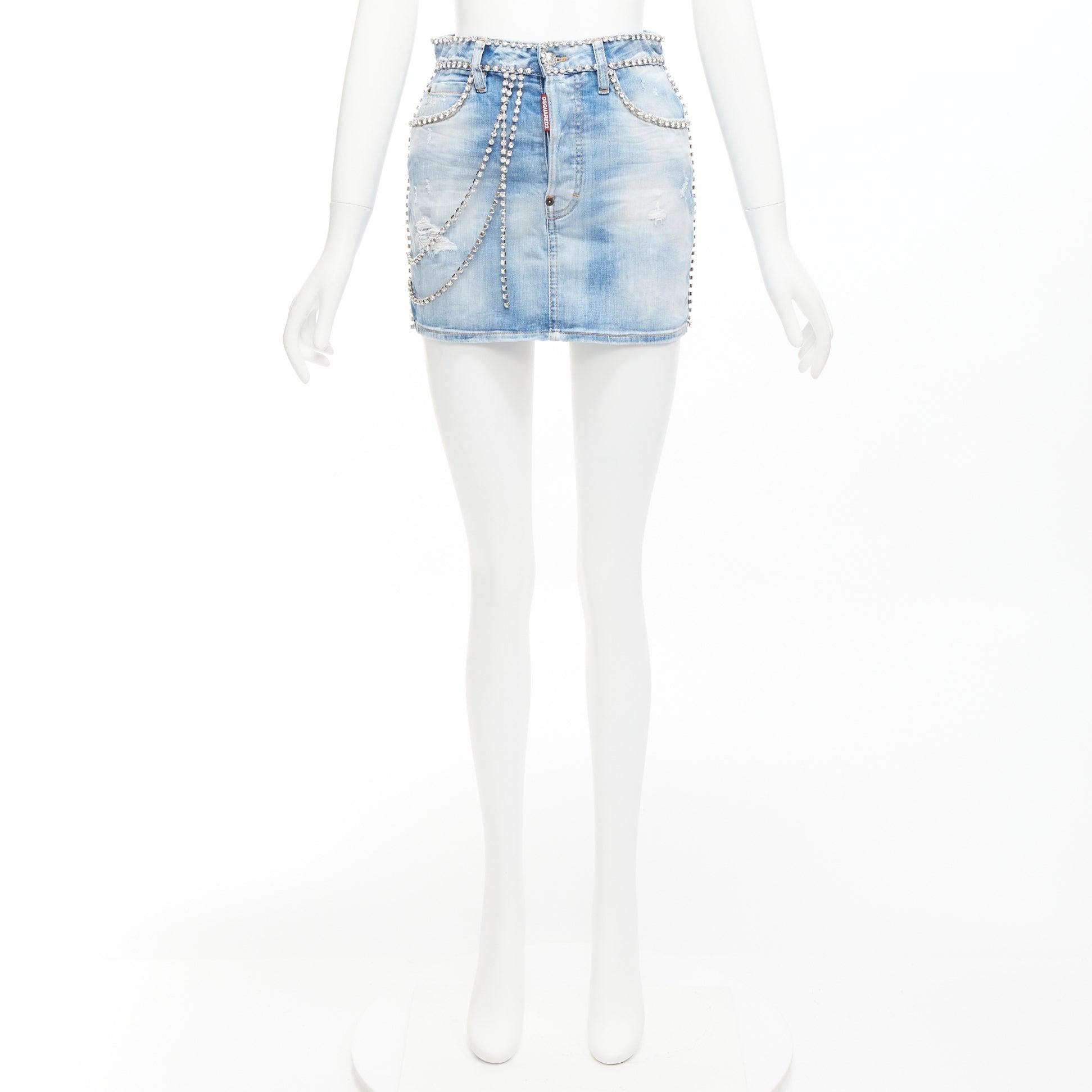 DSQUARED2 mini-jupe bleue en jean vieilli ornée d'une chaîne en cristal IT36 S en vente 5