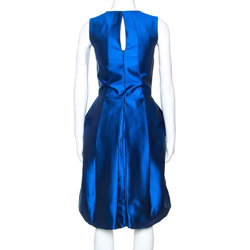 Schnappen Sie sich dieses attraktive Kleid von Dsquared2, um bei jeder Veranstaltung stilvoll und perfekt auszusehen. Das blaue Kleid hat eine glänzende Oberfläche und ist mit einer Schleife sowie einem Ausschnitt am Dekolleté versehen. Damit würden