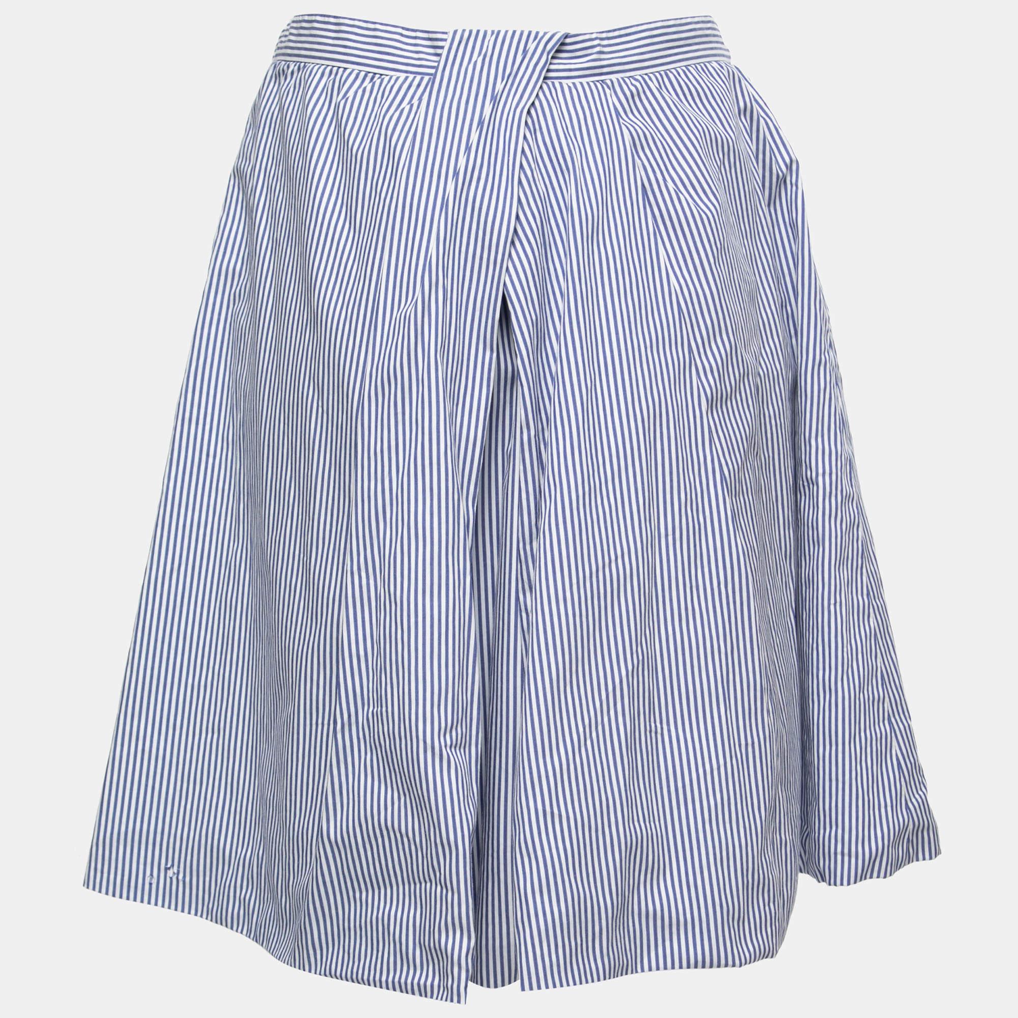 This lovely skirt is beautifully stitched from fine fabric. The comfy designer skirt has a flattering silhouette. Pair it with a simple top and strappy heels for a chic look.