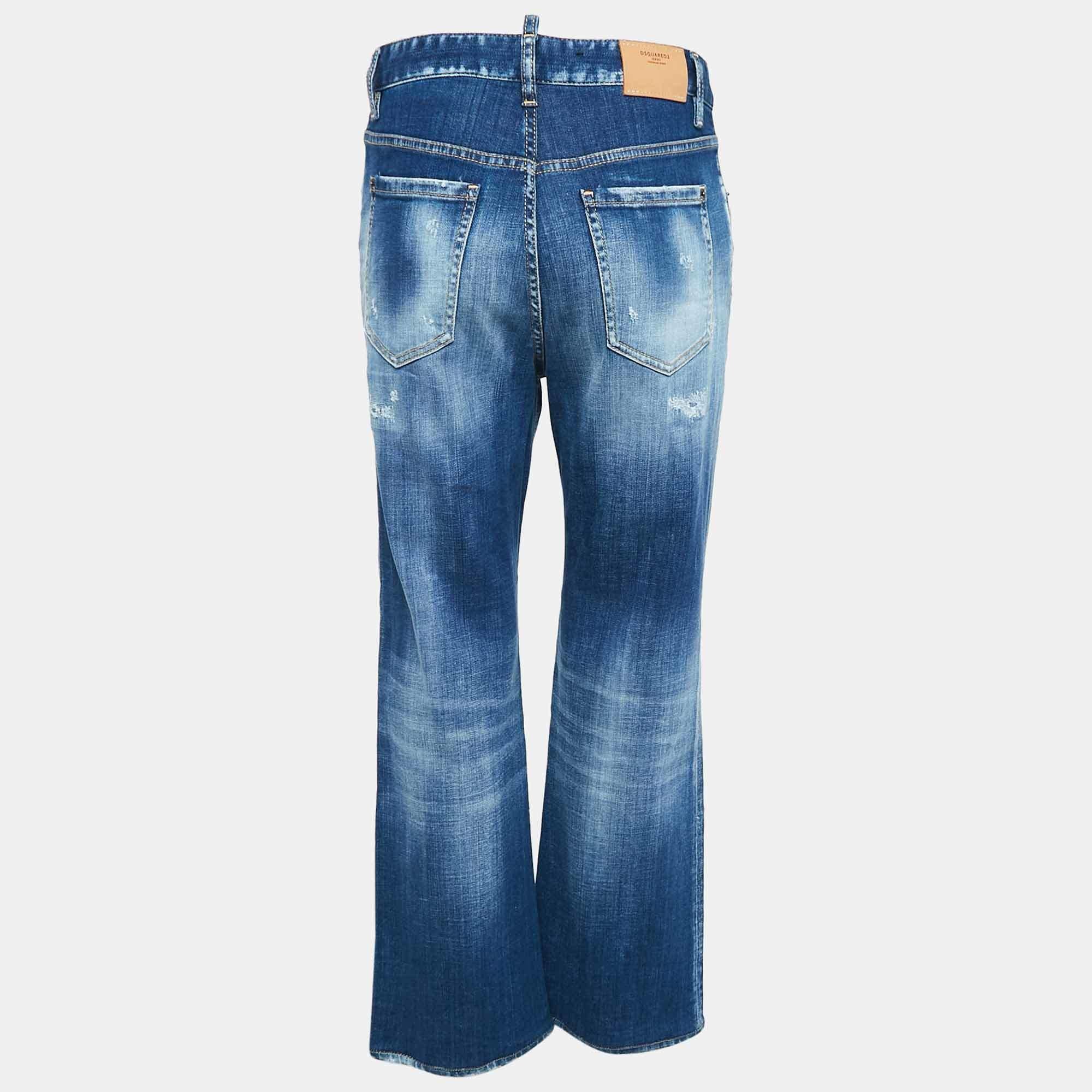Ce jean pour femme de Dsquared2 assure un style décontracté et plein de confort. La paire en denim délavé présente une silhouette à jambe droite  détails de la déchirure  plusieurs poches  fermeture à bouton sur le devant  et les montants de la