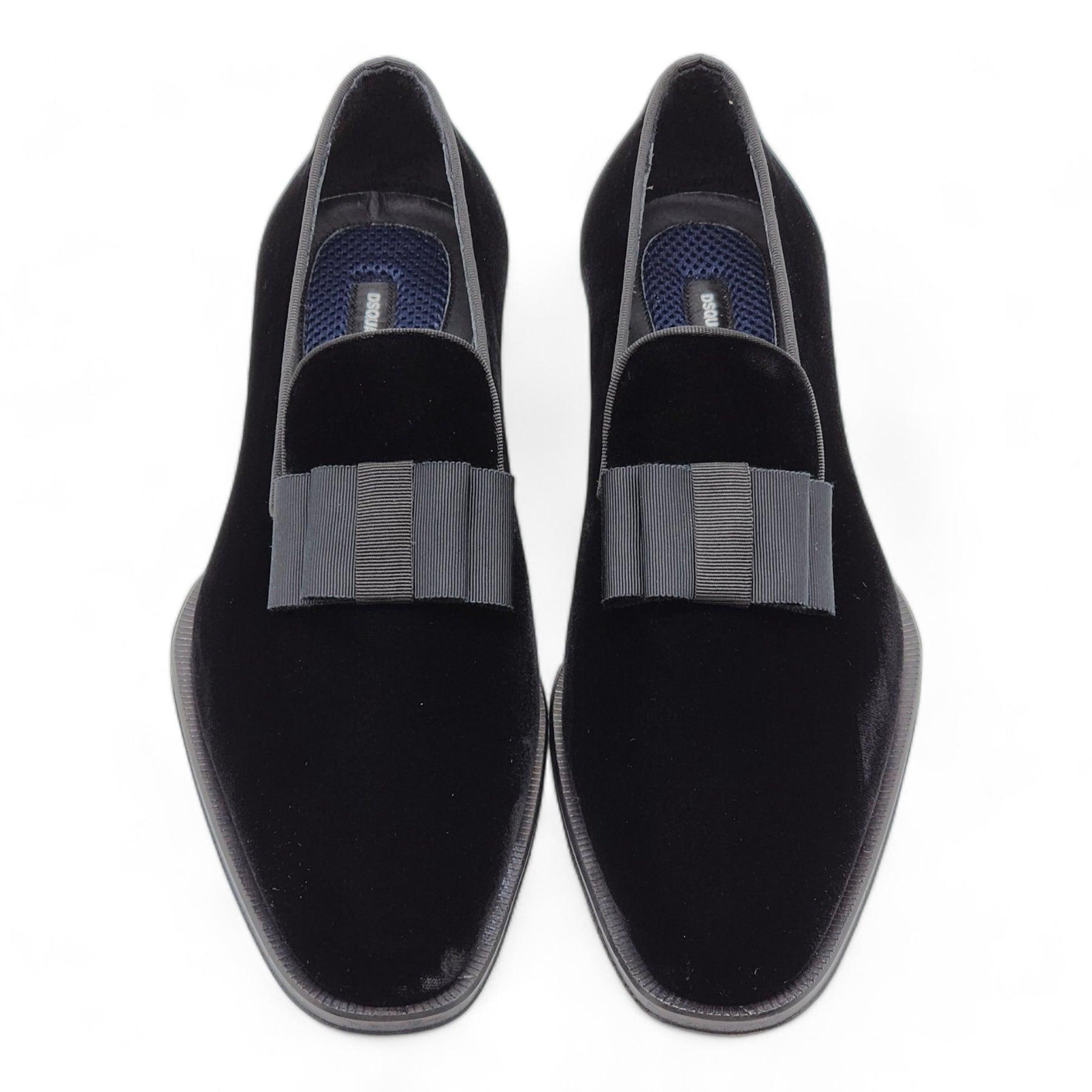 Classic velvet loafers by Dsquared.

Additional information:
Material: Velvet
Composition: Lining: Calf Leather 100%, Fabric 100%. 
Sole: Calf Leather 100%, Rubber 100%.
Outer: Velvet 100%. 
Color: Black
Size:  41 EU (8 US) 
Country: