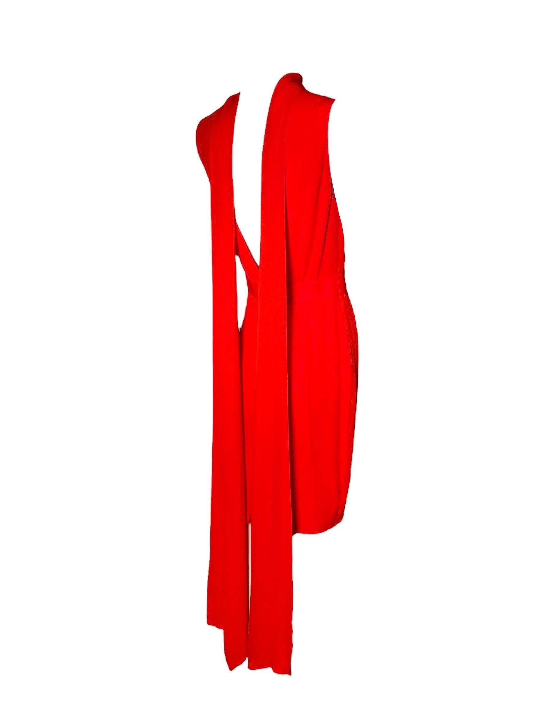 Robe de cocktail de Dsquared2 en soie rouge vif avec corsage Peek-a-Boo et drapé au dos spectaculaire. Cette robe audacieuse et dramatique des années 2000 présente une poitrine hyper sexy et un col montant, accentuant vos courbes dans une teinte